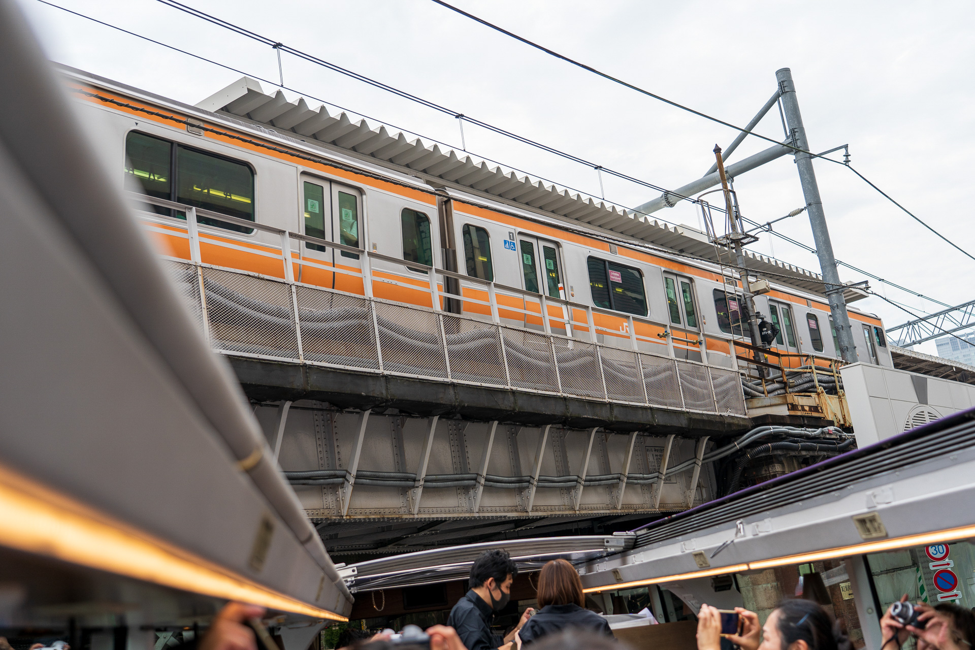 電車が通っているときはルーフを開けていると音がすごい