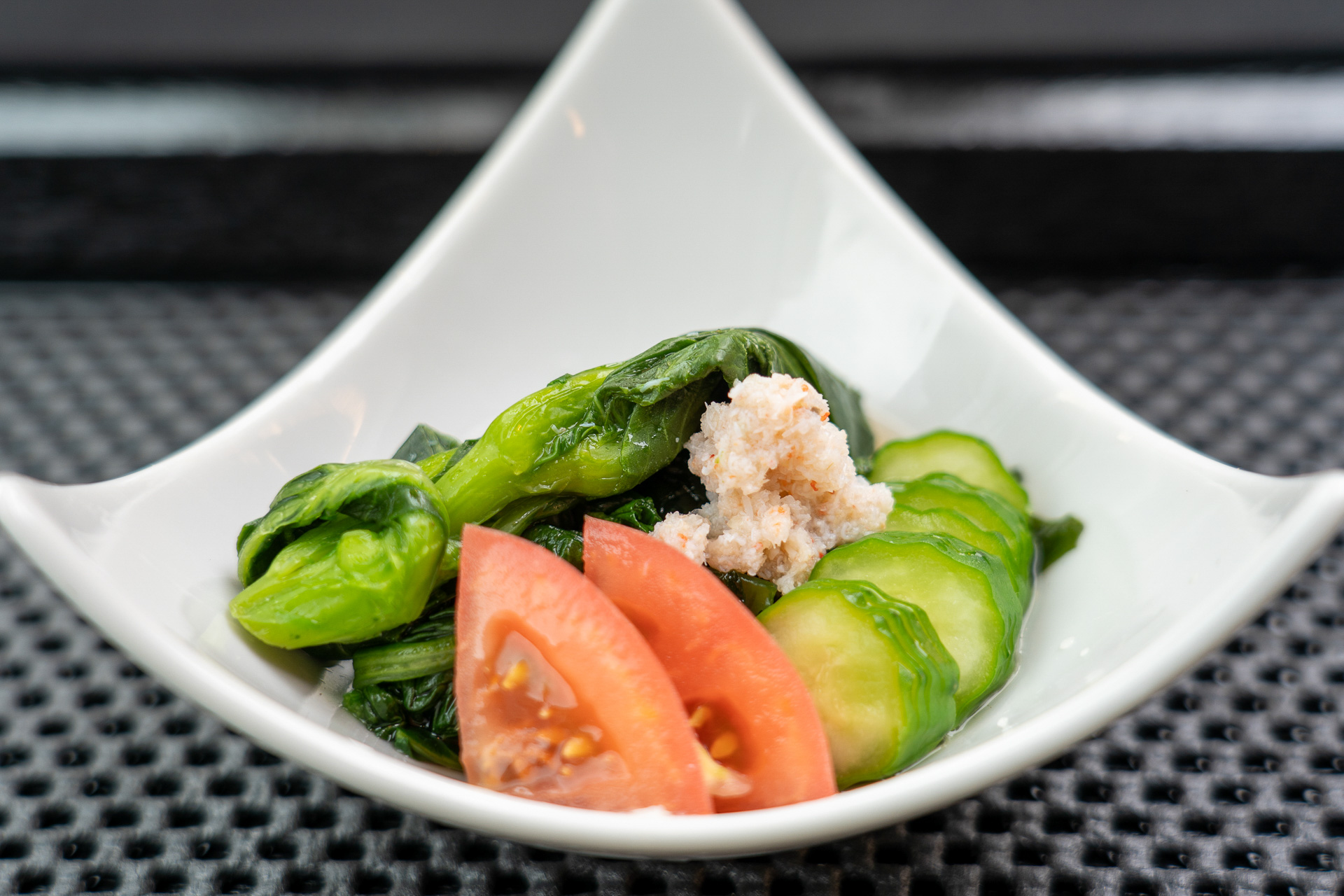 ほうれん草、きゅうりの上にずわい蟹がのった冷鉢