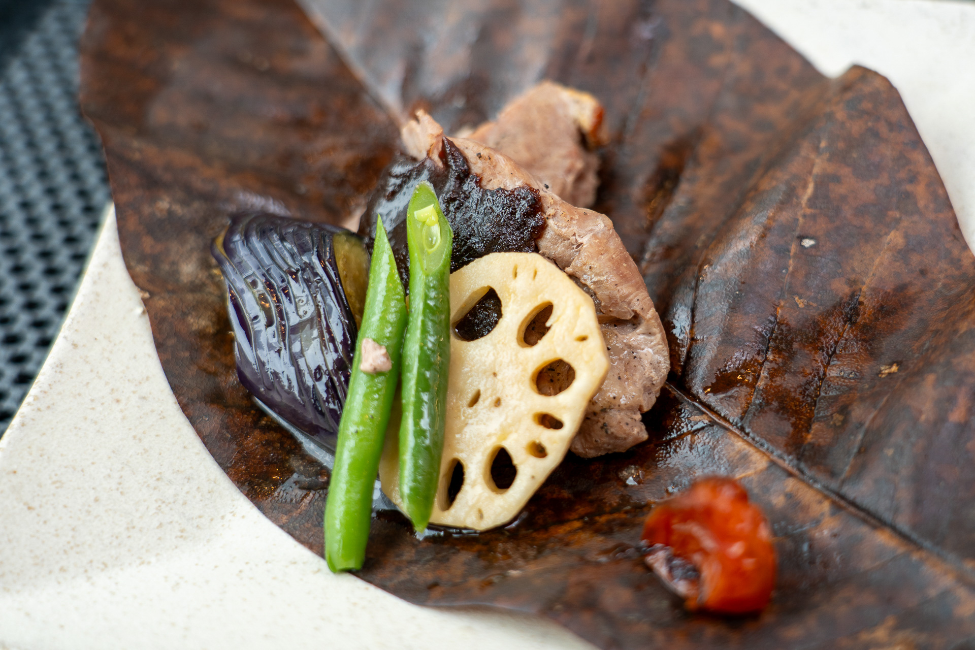 調理器具や食品サンプルなどのお店が集まるかっぱ橋道具街付近を走っていた頃、焼き物が運ばれてきた。甘味噌が添えられた豚肉は柔らかくて美味