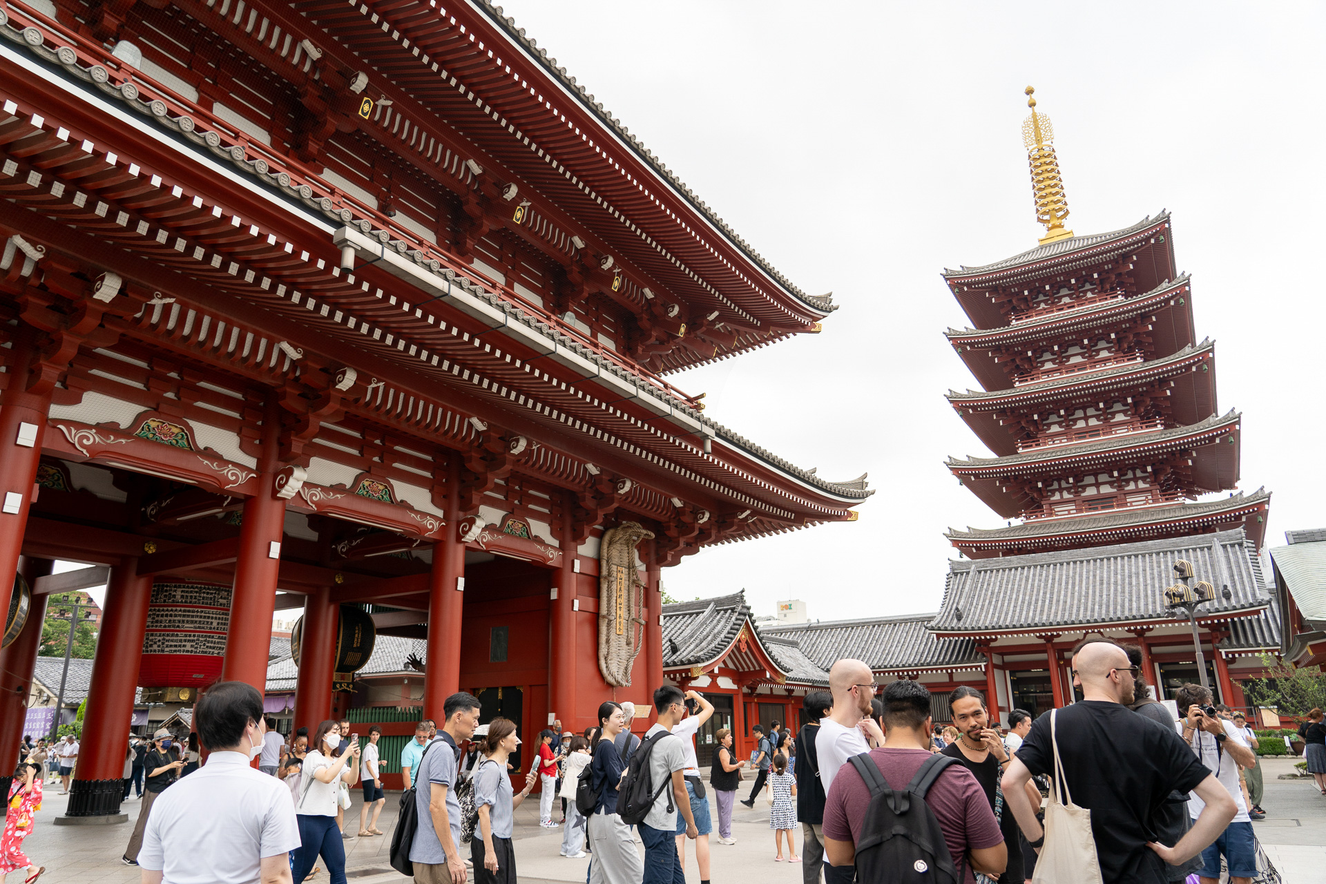 にぎわう浅草寺境内