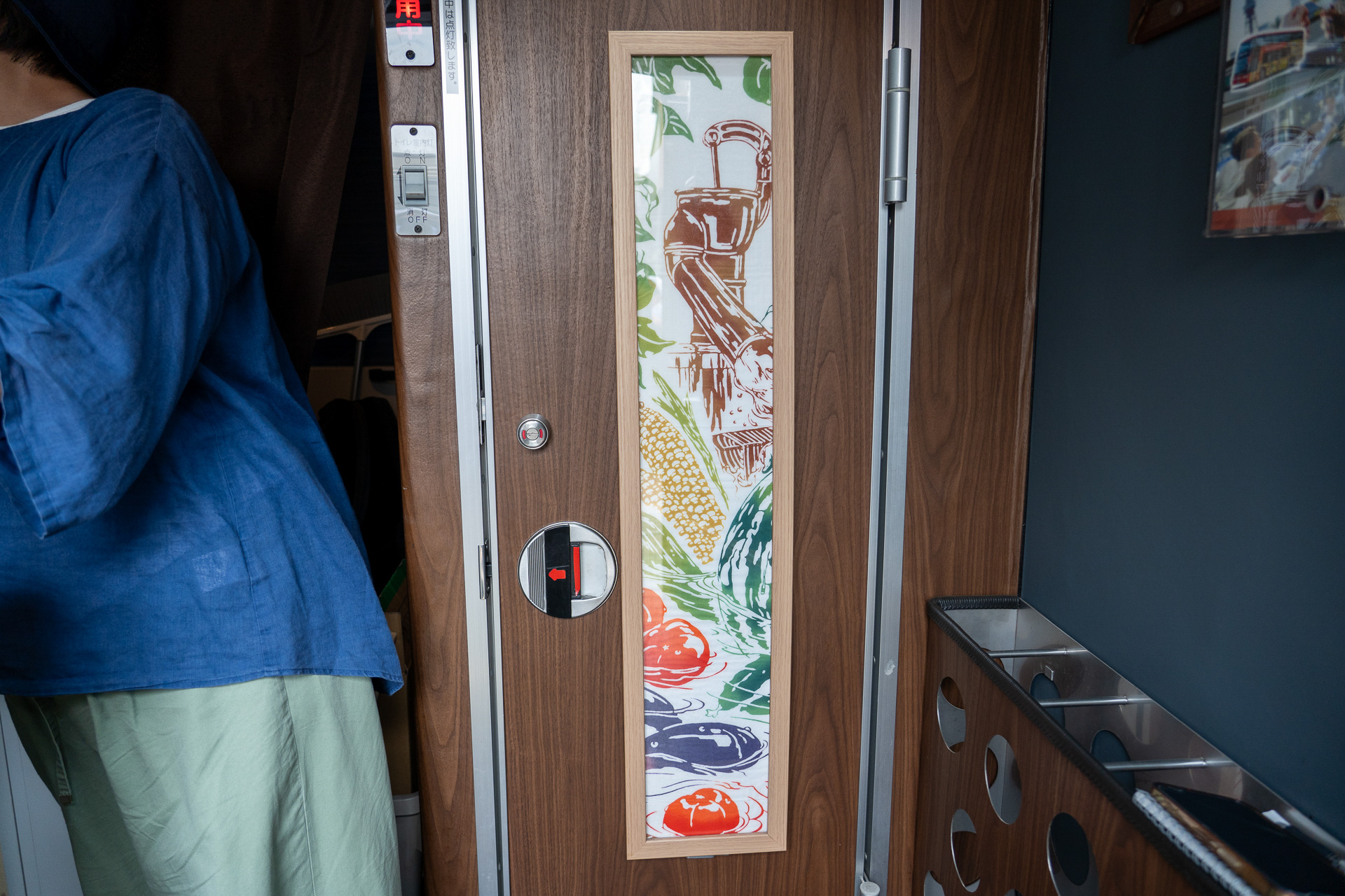 1階出入り口前に化粧室がある