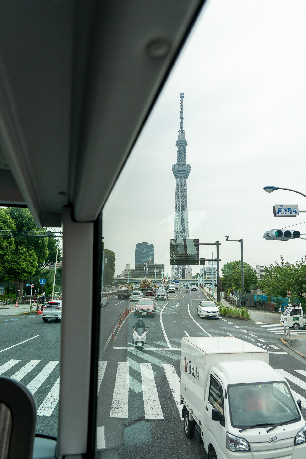 目の前に東京スカイツリーが近づいてきた