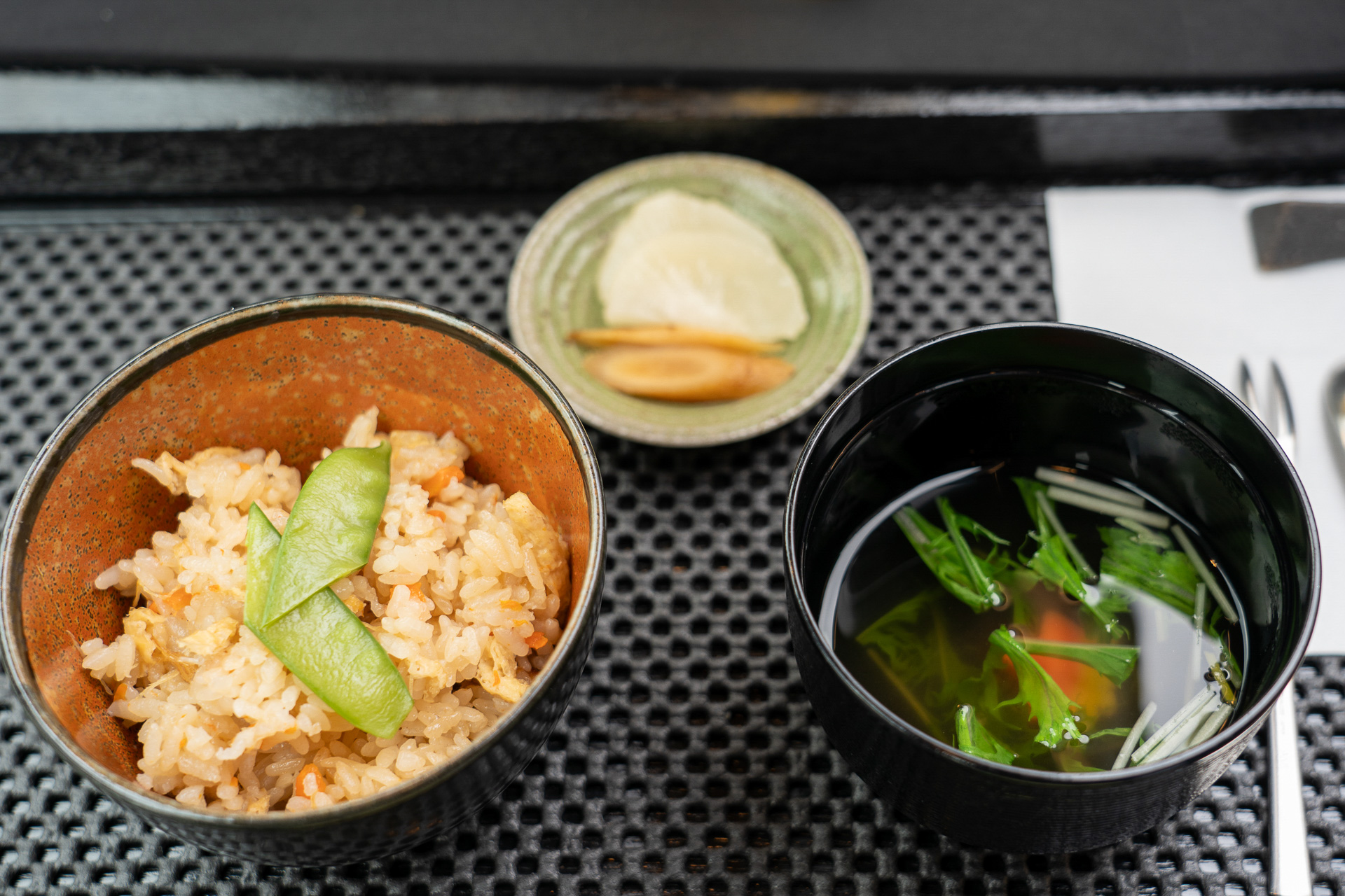 お食事は江戸の漁師めしとして伝わる深川飯の炊き込みご飯版。吸い物と香の物付き