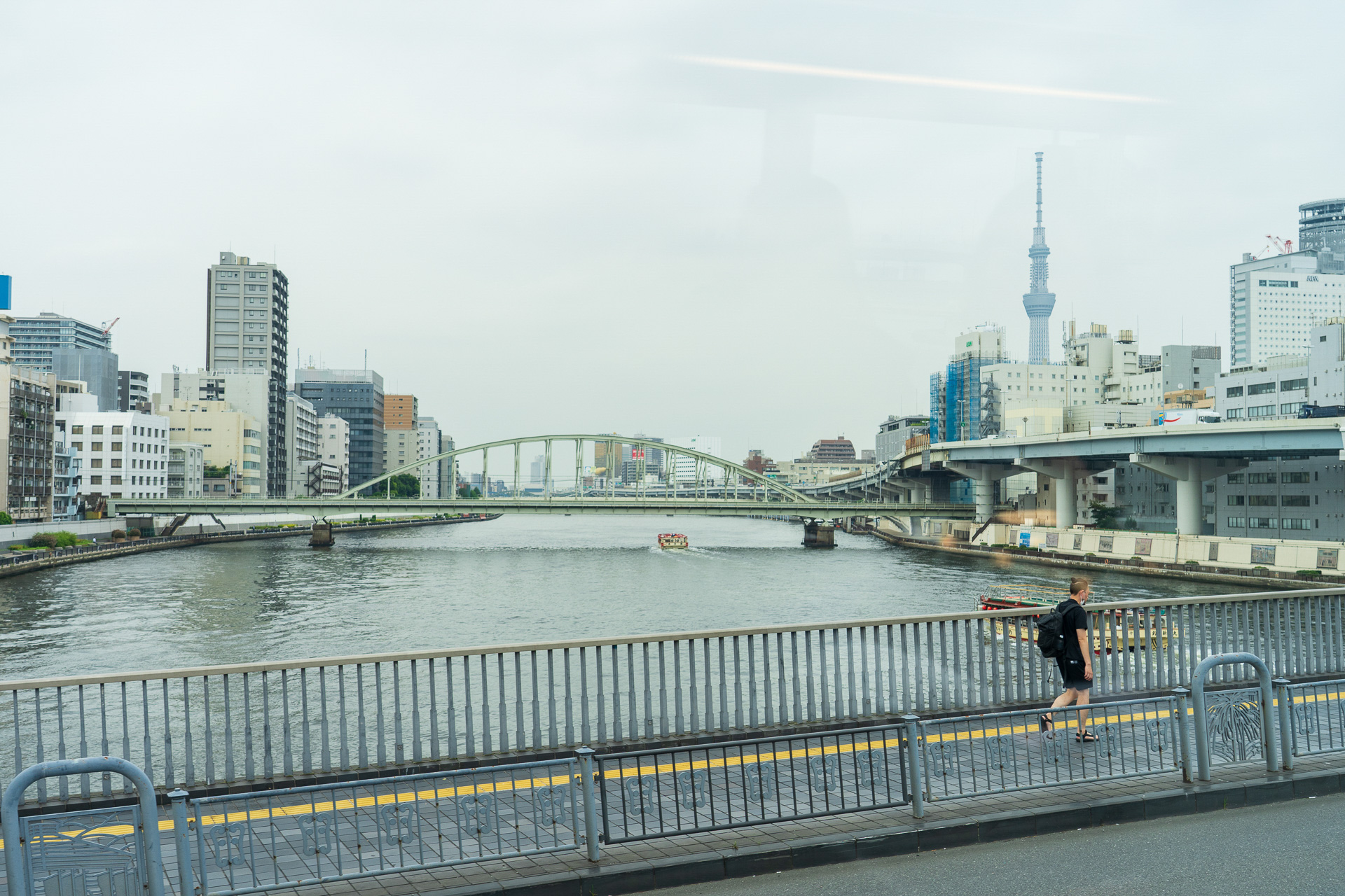 隅田川にかかる両国橋を渡る