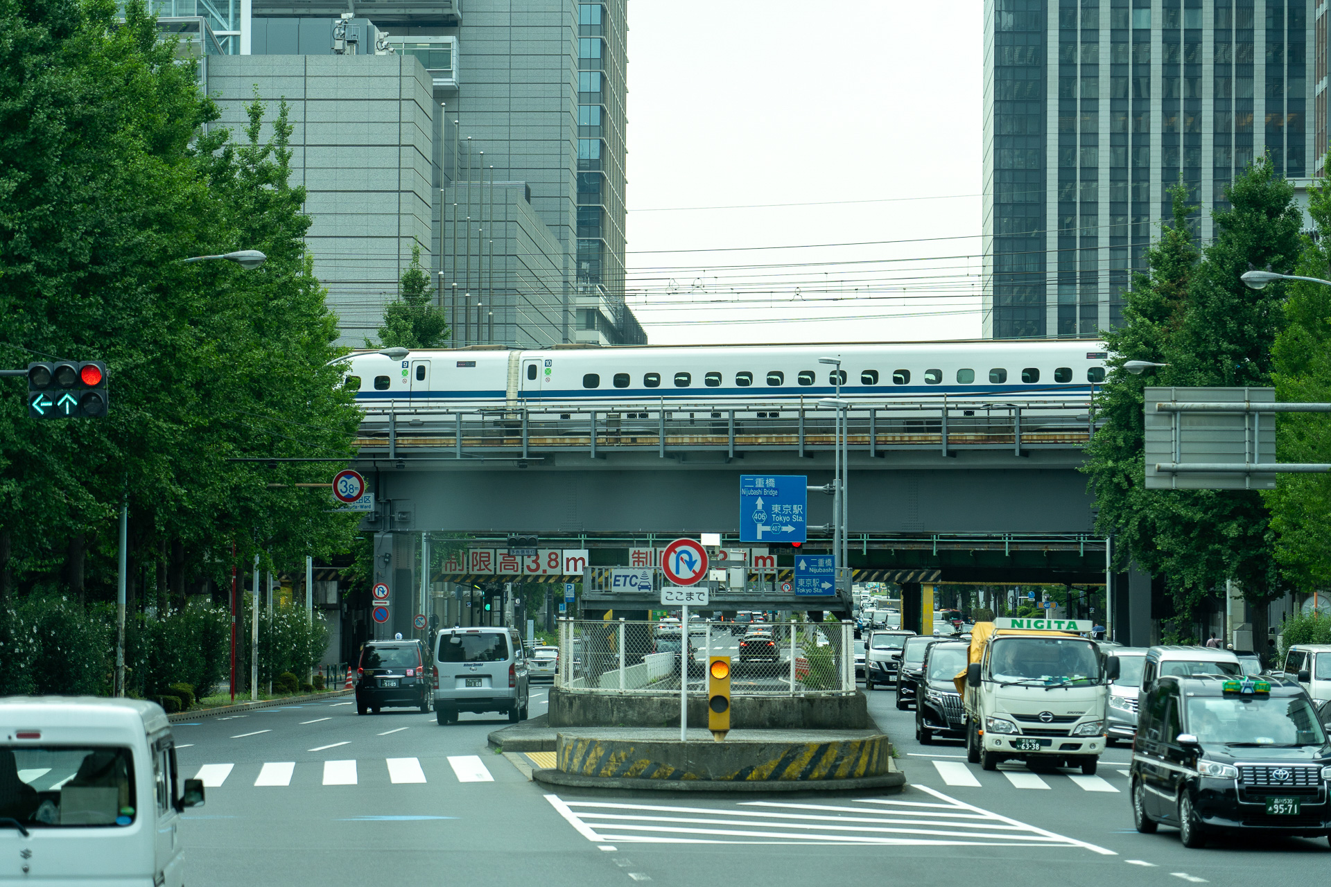 最後のくぐり抜けポイント、東京駅と有楽町駅の間にある鍛冶屋橋高架が前方に見えてきた