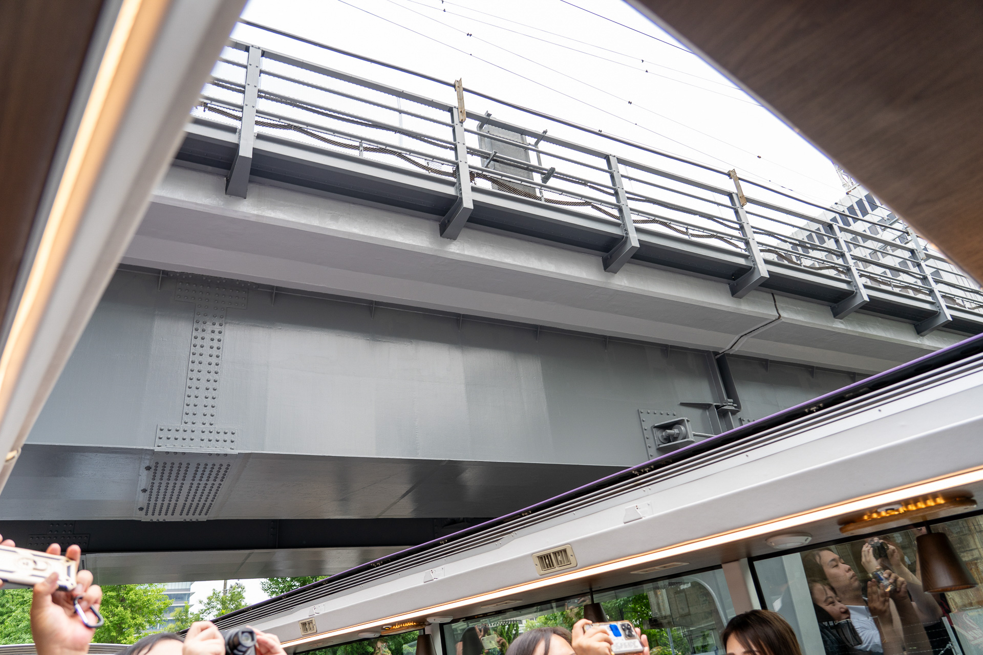 本当に頭上すれすれなのだ