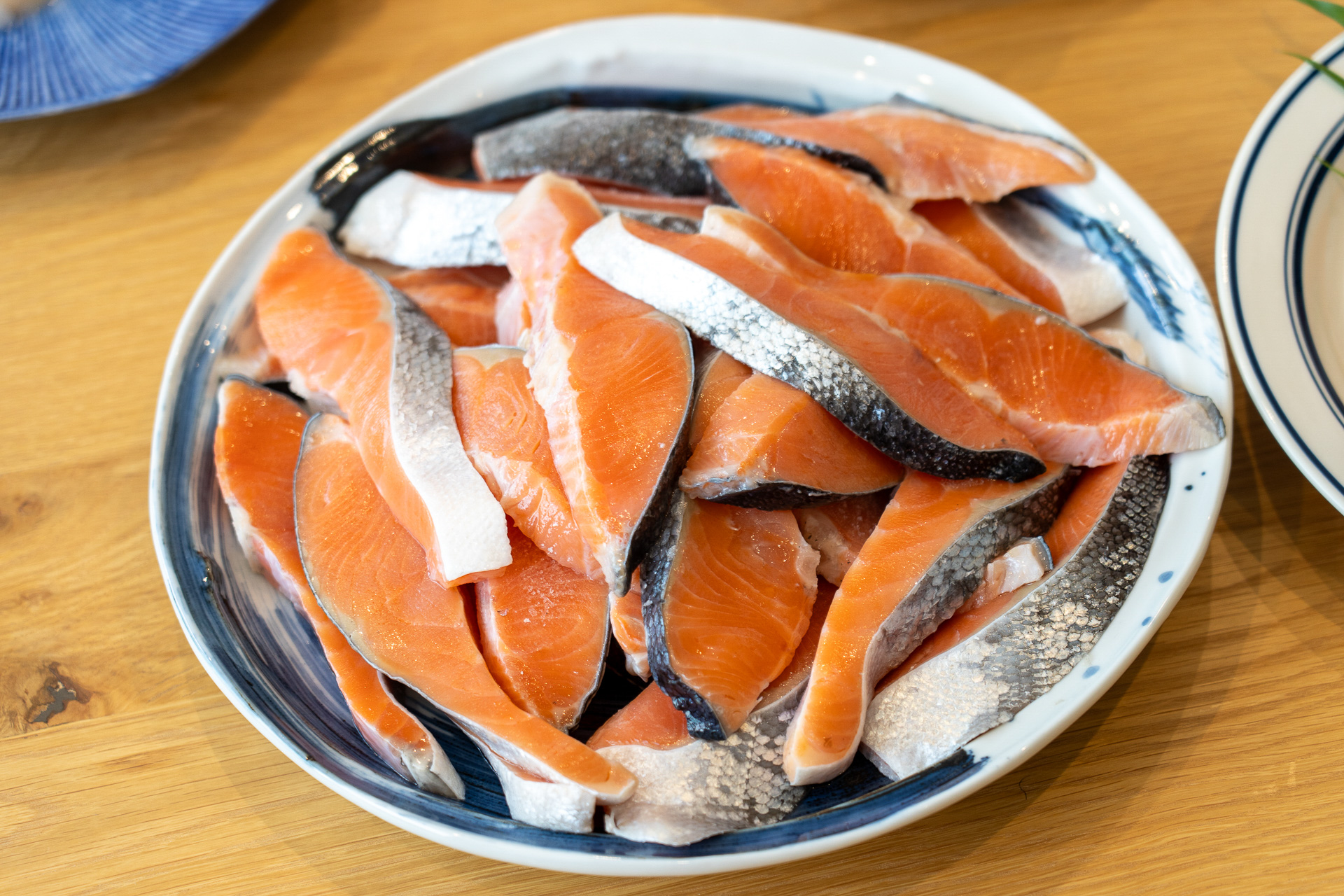 この鮭の切身は、色とびや規格外などで「訳あり」となっているそうだが、見たところ普段の食卓では全然問題ないレベル