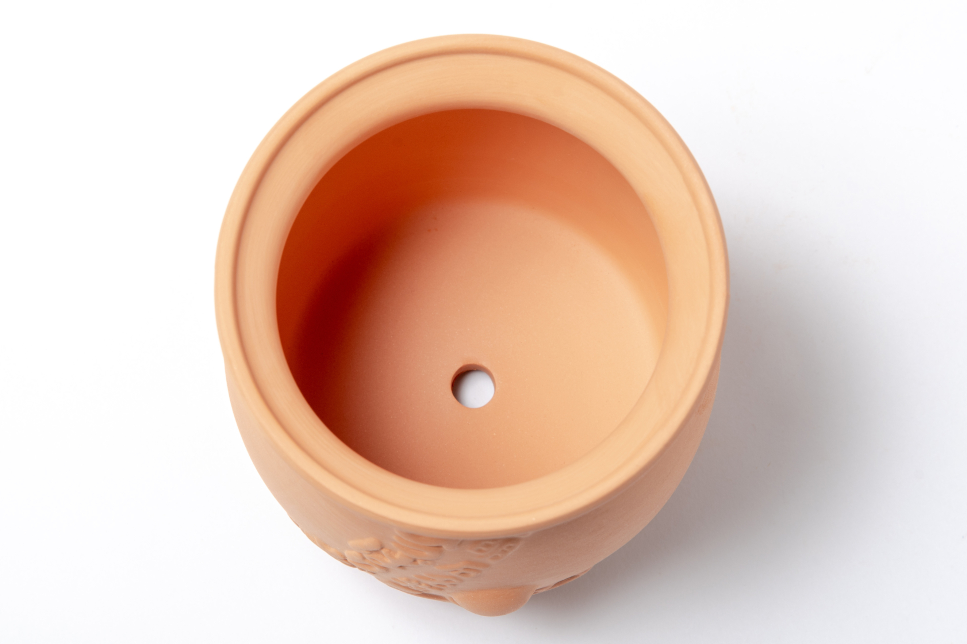 底に穴をあけ水捌けよくなるよう工夫。波間に浮かぶ蛸壺をイメージし、受け皿は波型デザインにしている。サイズは、壺が約11×11×8cm（高さ×直径×開口部）、受け皿が約3×14cm（高さ×直径）