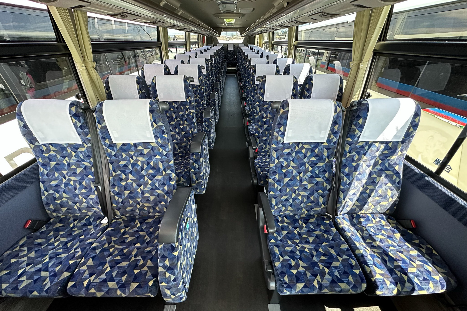伊豆箱根バスの車内。7時15分三島発のIH8801便と13時45分新木場発のIH8701便を運行する