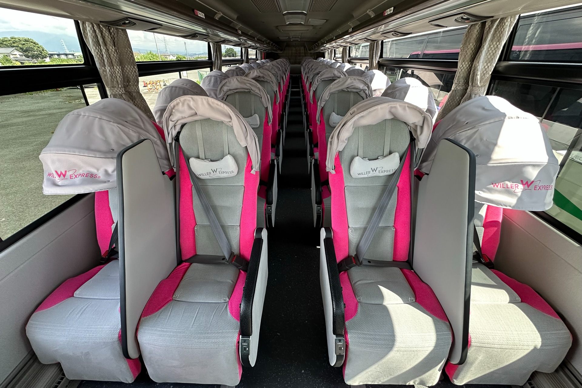 WILLER EXPRESSの車内。11時三島発のWN8803便と18時15分新木場発のWN8703便を運行する