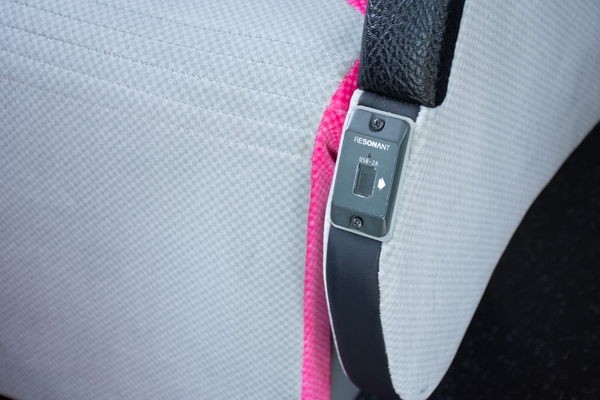 肘掛け付近などにUSB充電ポートを備える