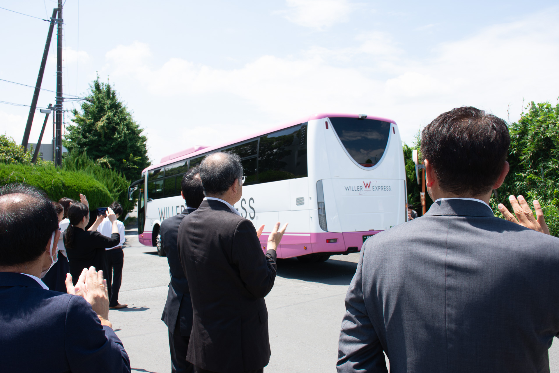 関係者による見送りを行なった