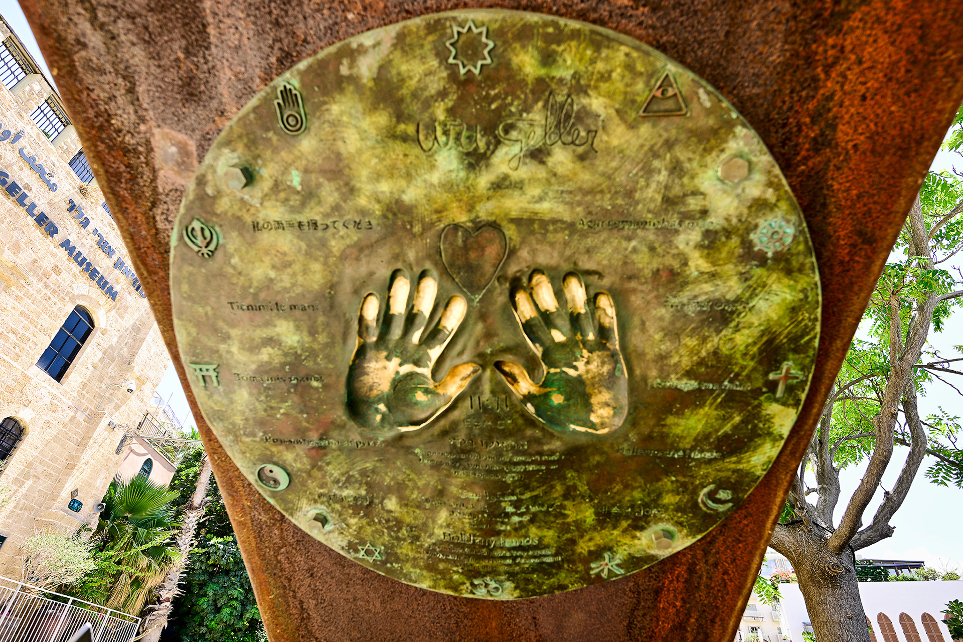 日本でもスプーン曲げで有名なユリ・ゲラー氏の博物館前にある曲げられたスプーンのモニュメント。ユリ・ゲラー氏はテルアビブの出身です