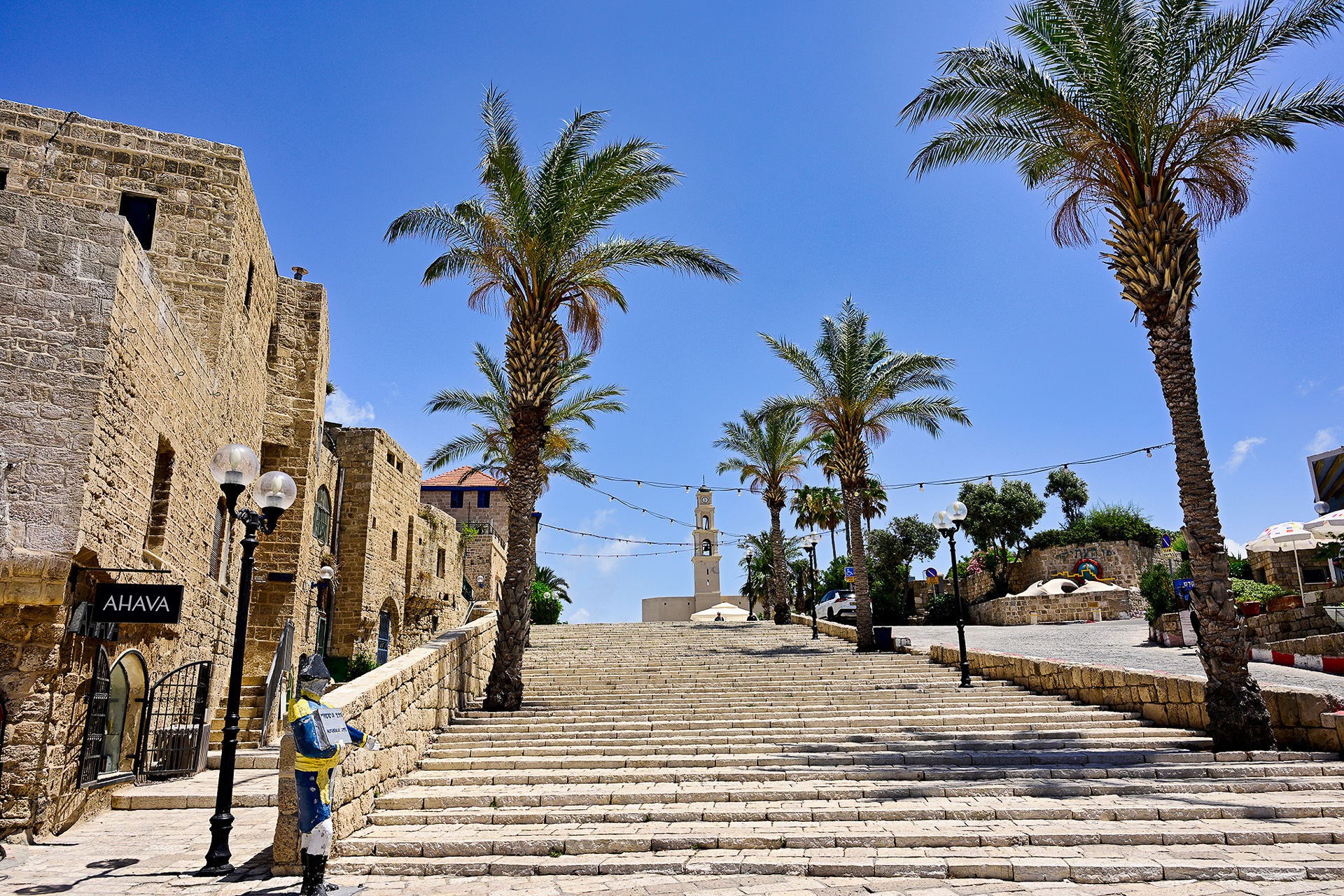 聖ペテロ教会の時計塔が奥に見える大階段。周辺にはショップやレストランが並ぶおしゃれスポット