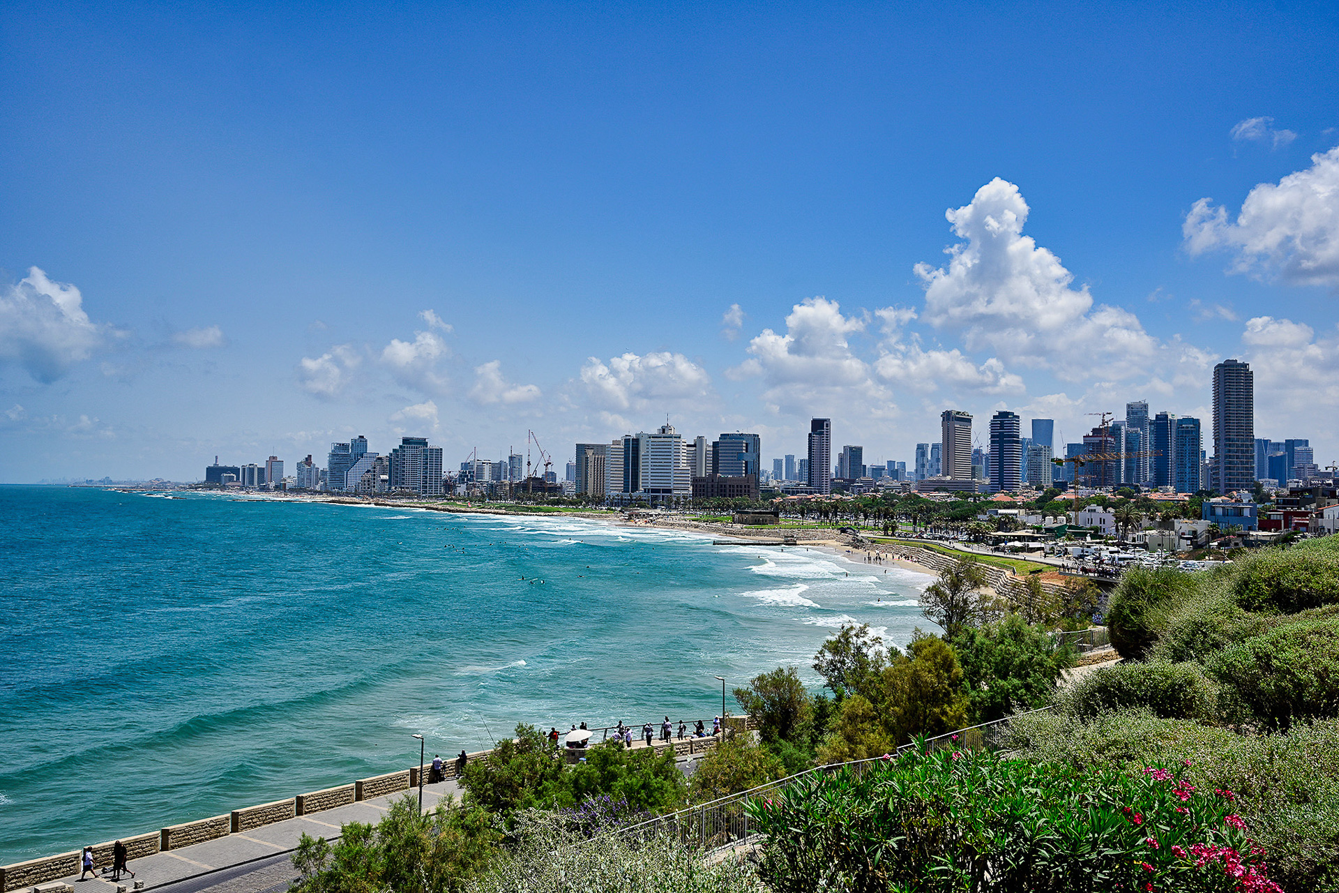 ヤッフォの旧市街地区からテルアビブの街と地中海の美しいビーチを望む。白い砂のビーチは13kmにもおよぶ
