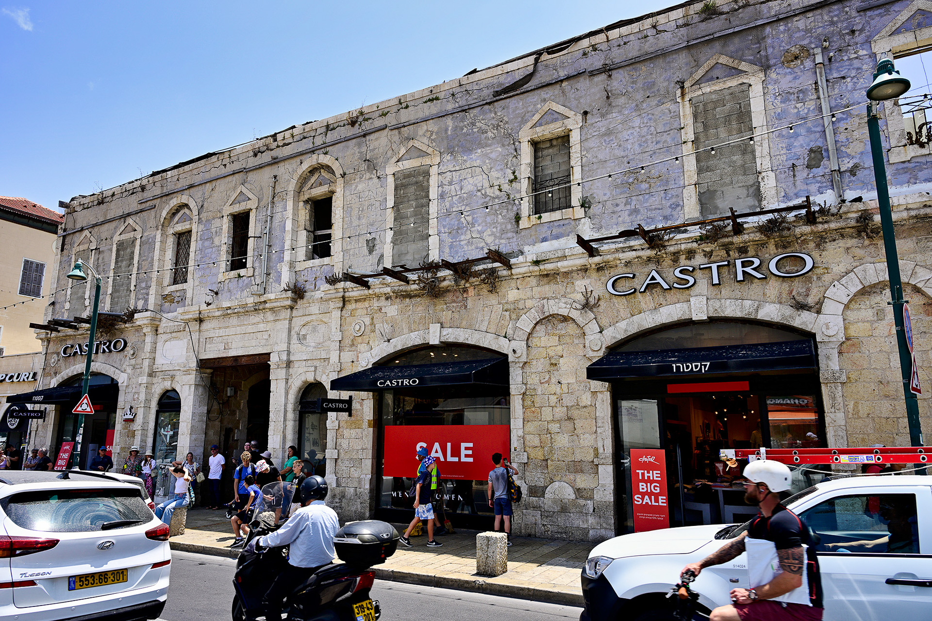 かつてはキリスト教の巡礼者が宿泊するホテルだった建物にはいまはショップが入っています