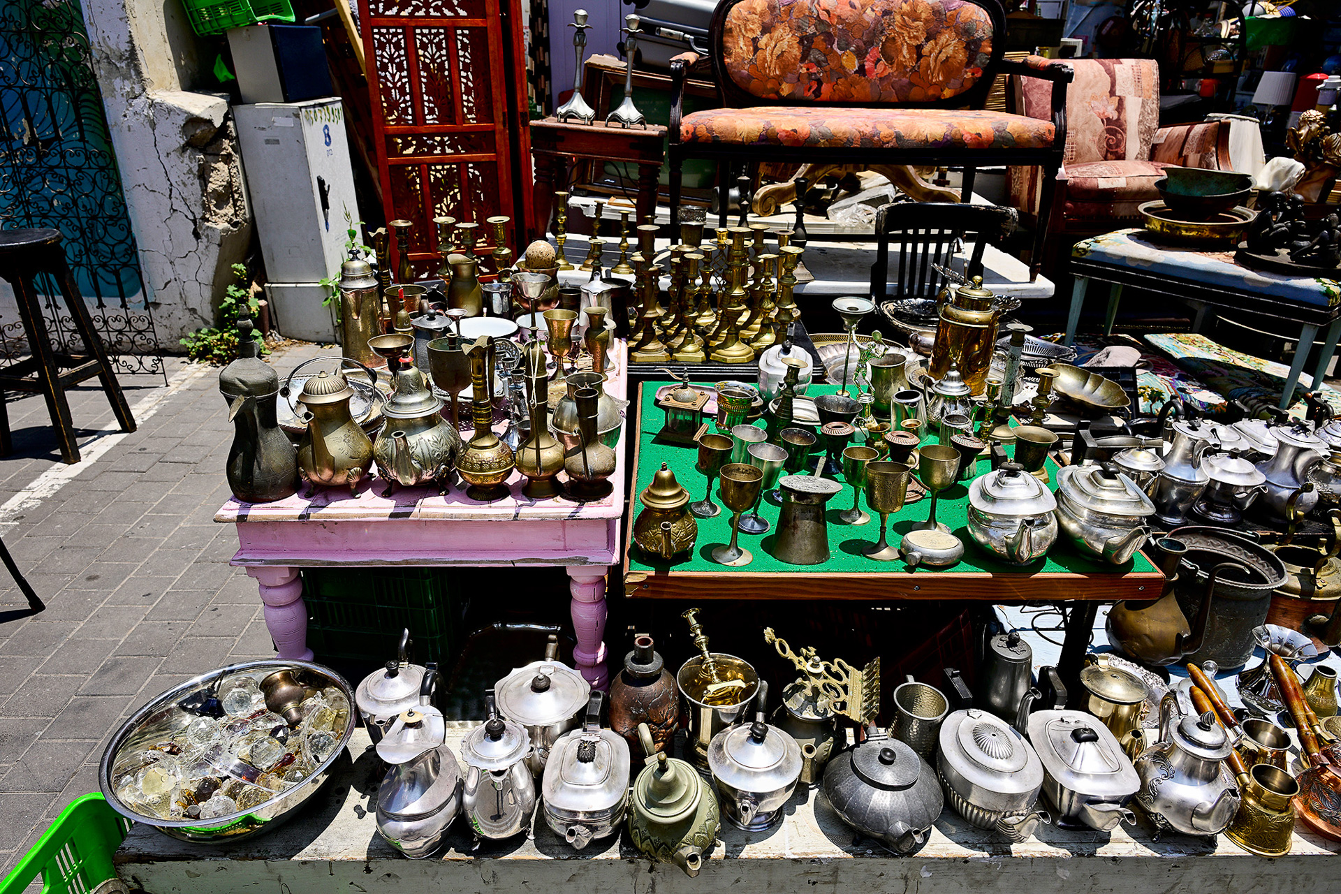 金曜や土曜には大勢の人でにぎわう“のみの市”。掘り出し物探しもいいかも