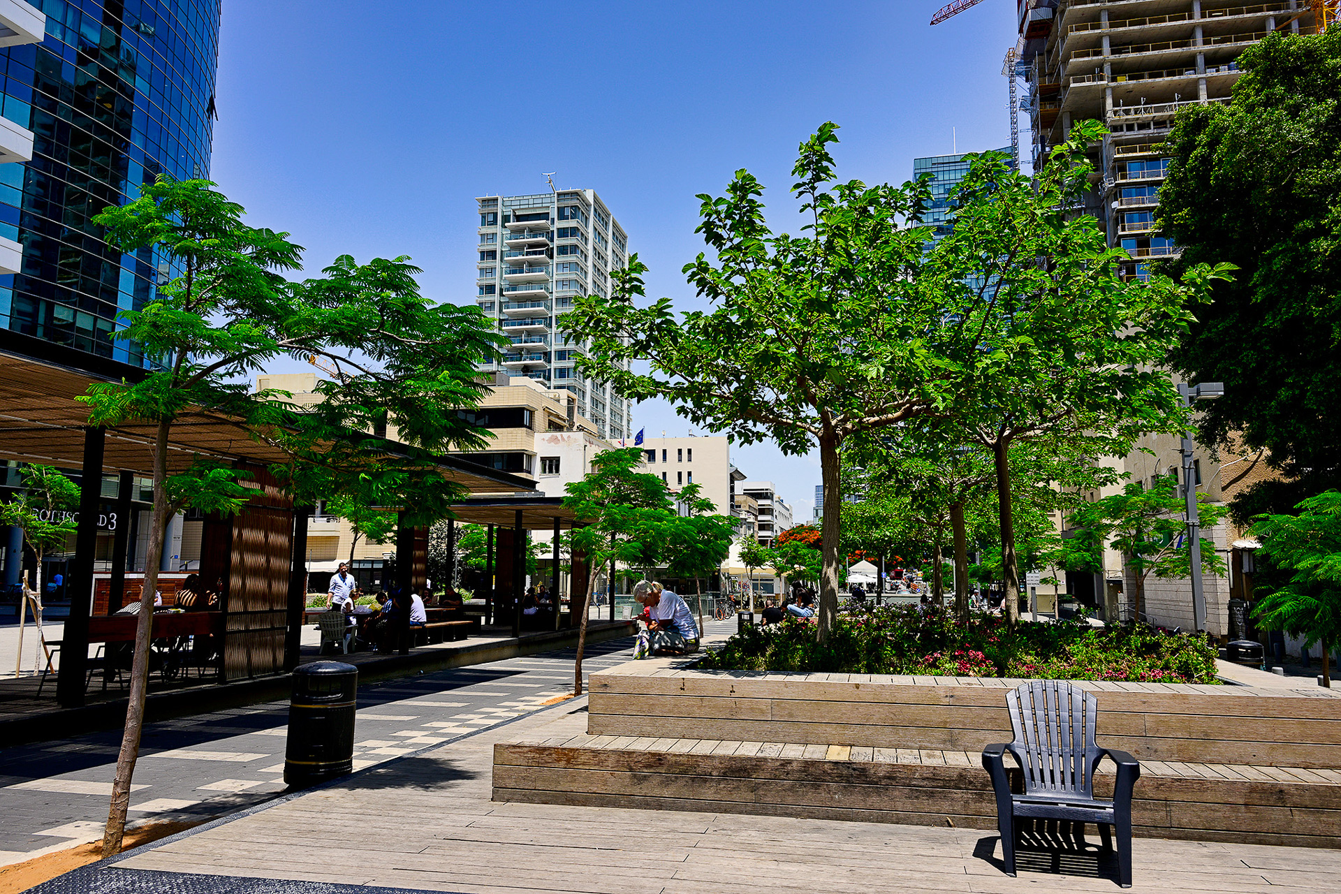 ロスチャイルド通りは海風が爽やかに吹き抜ける市民の憩いの場。キオスクでおしゃべりタイムを楽しむ人も多い