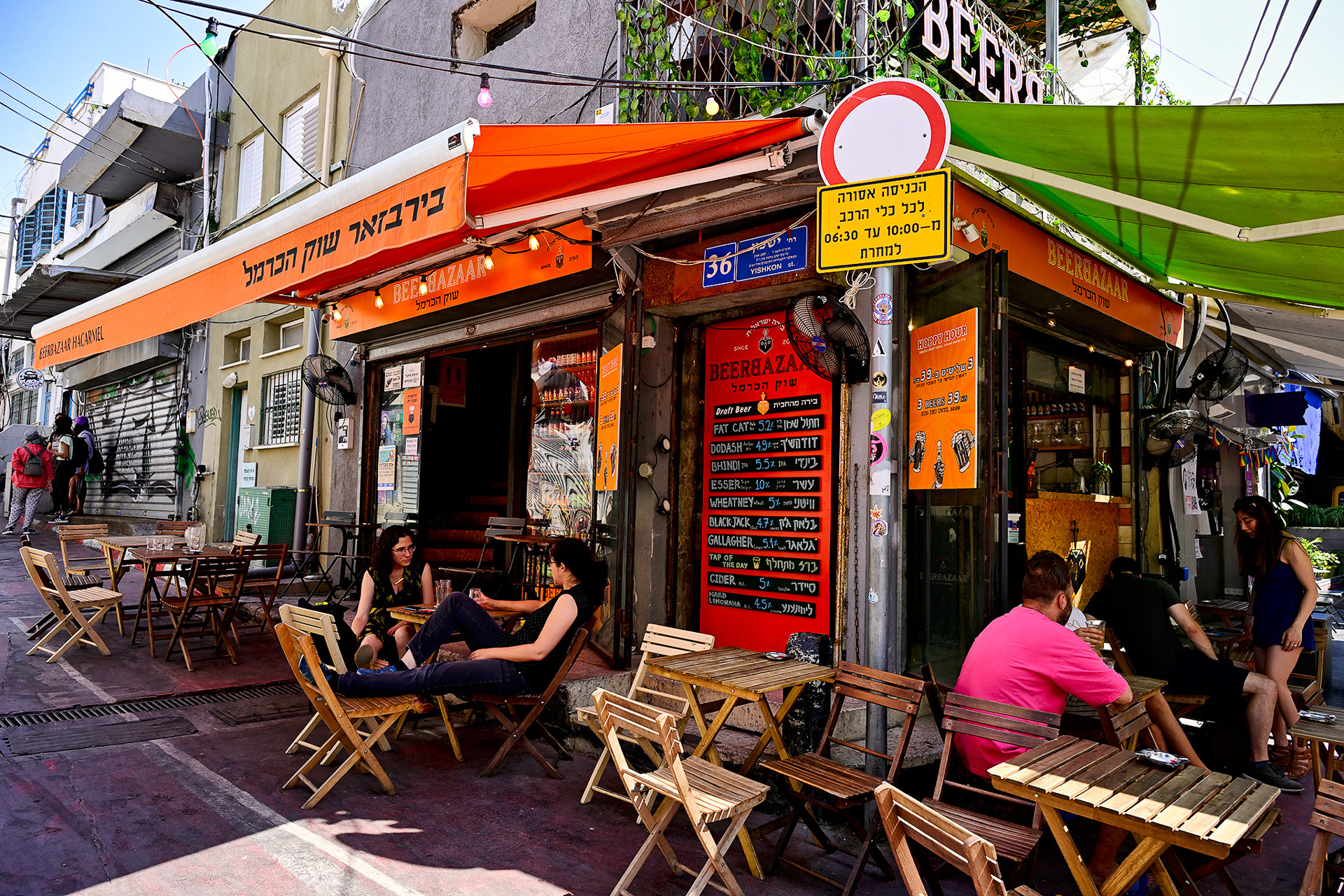 市場のメインロードから少し外れた路地裏には、イスラエルのクラフトビールが楽しめる店やおしゃれなレストランが点在しています