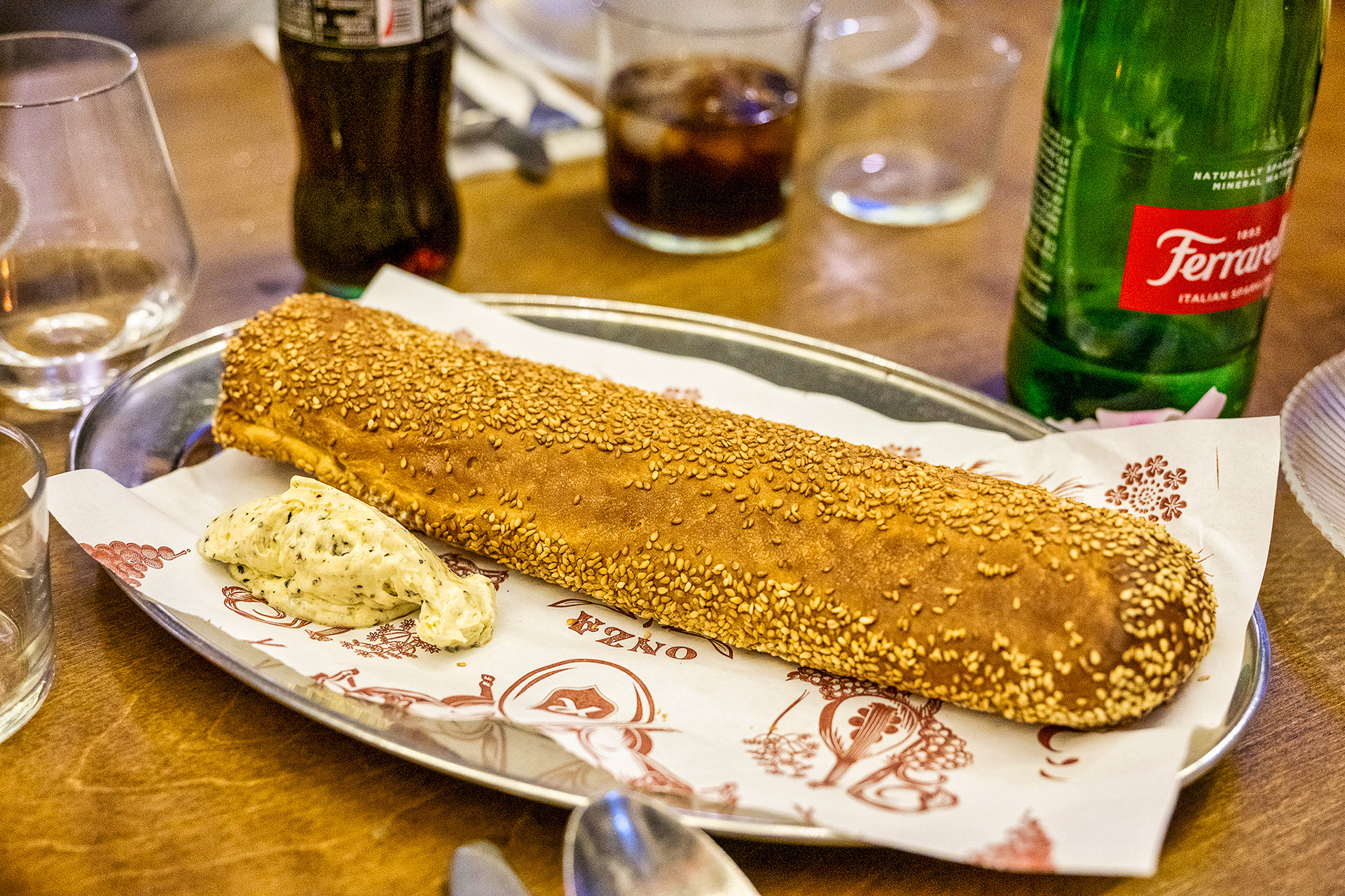 ひよこ豆とタヒニ（ゴマのペースト）のディップであるフムスはイスラエルの代表的な前菜。このイスラエル滞在でフムスの美味しさにハマりました