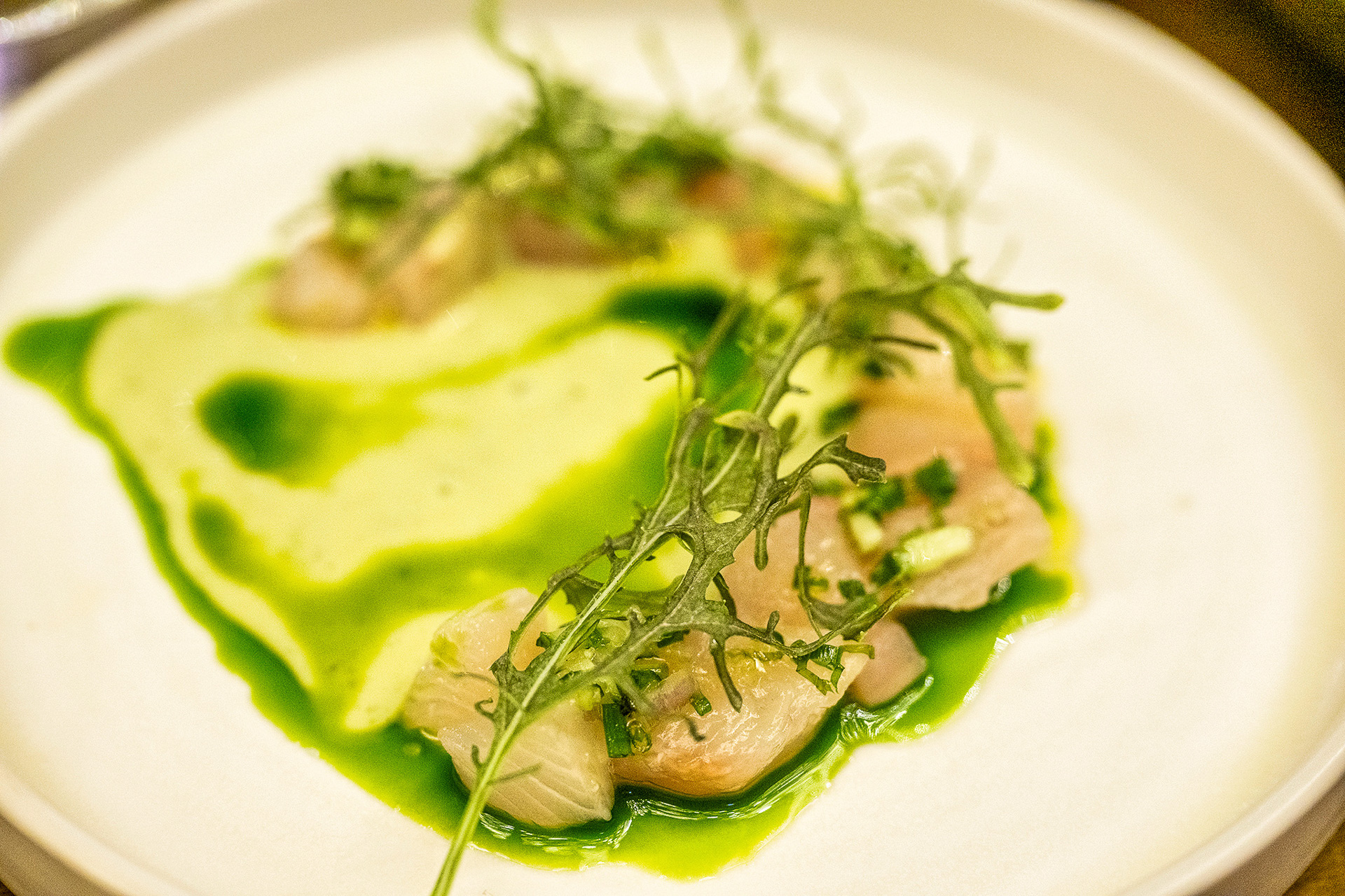 トマトときゅうりのサラダはイスラエル料理の基本。輸入物ですがシーフードも美味しい