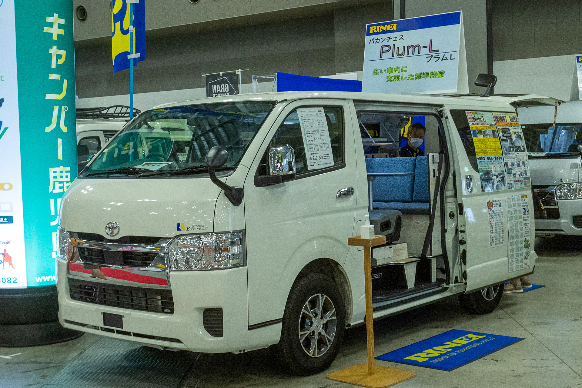 ハイエースで4ナンバーなのは標準ボディ車のみ。ハイルーフ、ワイドボディは4トントラックと同じ1ナンバー登録になる。すると車検は初回のみ2年であとは1年ごと。ただ、自動車税は安い。そして高速道路料金はトラックと同じなので高くなる。たいしてキャンピングカー8ナンバー登録にすると、もとが1ナンバー車でも車検は2年、自動車税は普通車並み（少し安い）、高速道路料金は普通車と同じだ