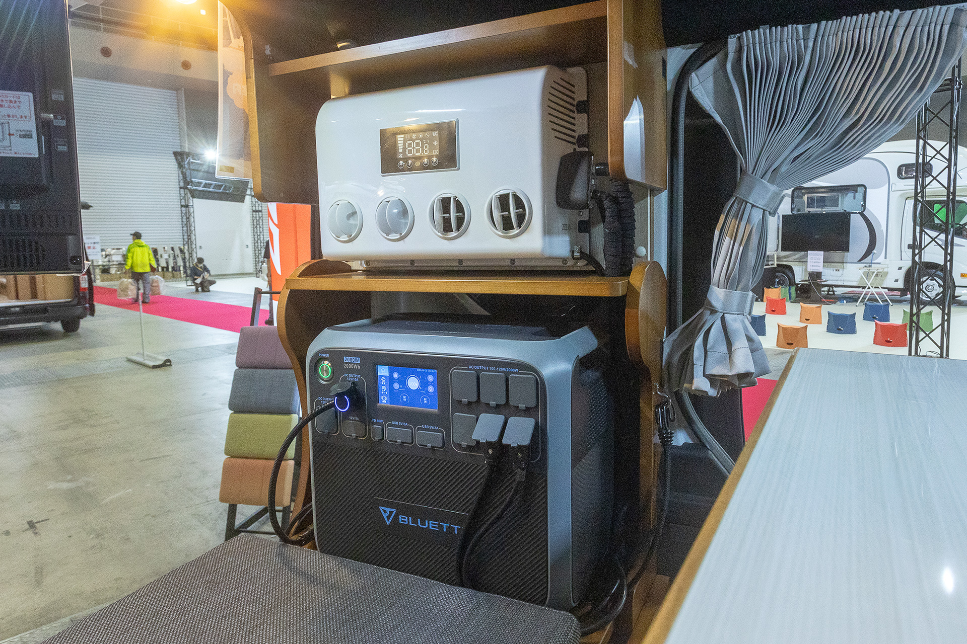 DC12Vクーラーとポータブルバッテリー。100Ahクラスだと3～4時間ほど動かせるという