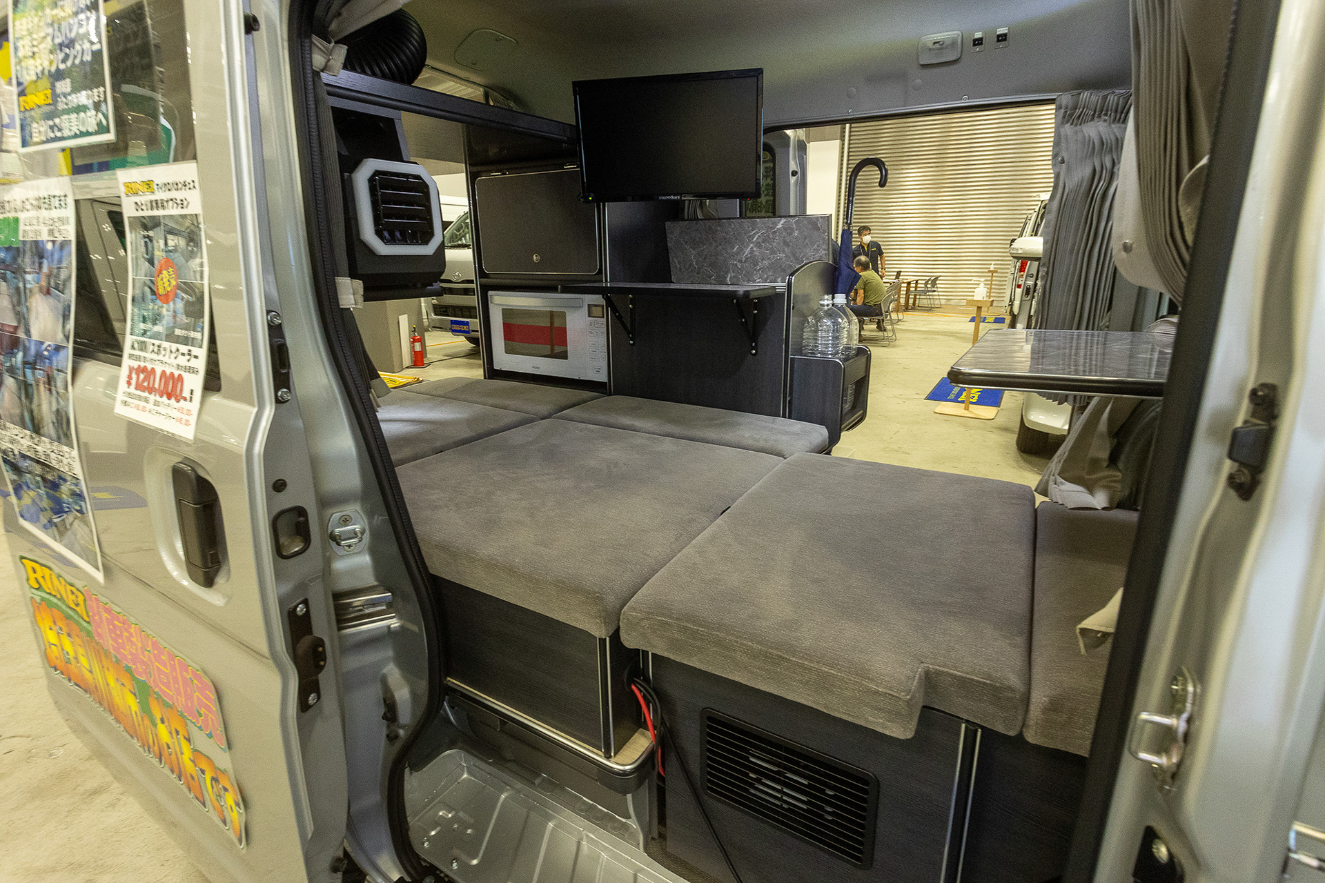 ソロ利用も多い軽キャンパーなので「ひとり旅」に絞ったモデルも発売されている。ひとりでの使用ならスペースは十分だ