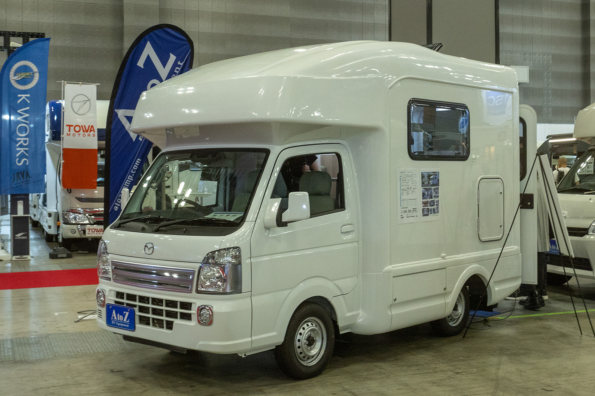 軽キャンパーのキャブコン。軽キャンパーながら広い室内となるが、重量増などで走行性能は厳し目。横風が強い日も苦手だ。一般道を通ることが多く、のんびり走るのが好き人に合うだろう