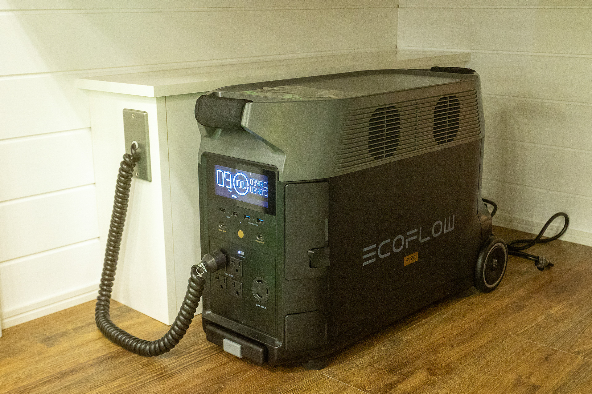 サブバッテリーは据え置き式のほか、ポータブルバッテリーも使われる。エアコンを連続で長時間使いたければ大型のサブバッテリーが必要