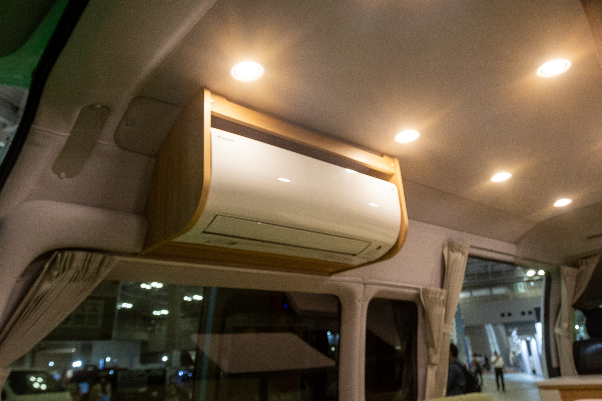 家庭用のエアコンを装備するクルマもあるが故障した際の保証・対応などは要確認