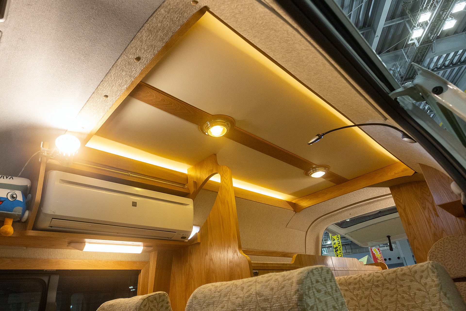 キャンピングカーは夜間に十分な明るさがある室内照明が使えるところも利点なので、照明まわりもチェックしたい。照明もサブバッテリーからの電気を使うので、冷蔵庫、エアコンなどほかの電装品と同時に使った際、バッテリーがどれくらい持つかも聞いておきたいところだ