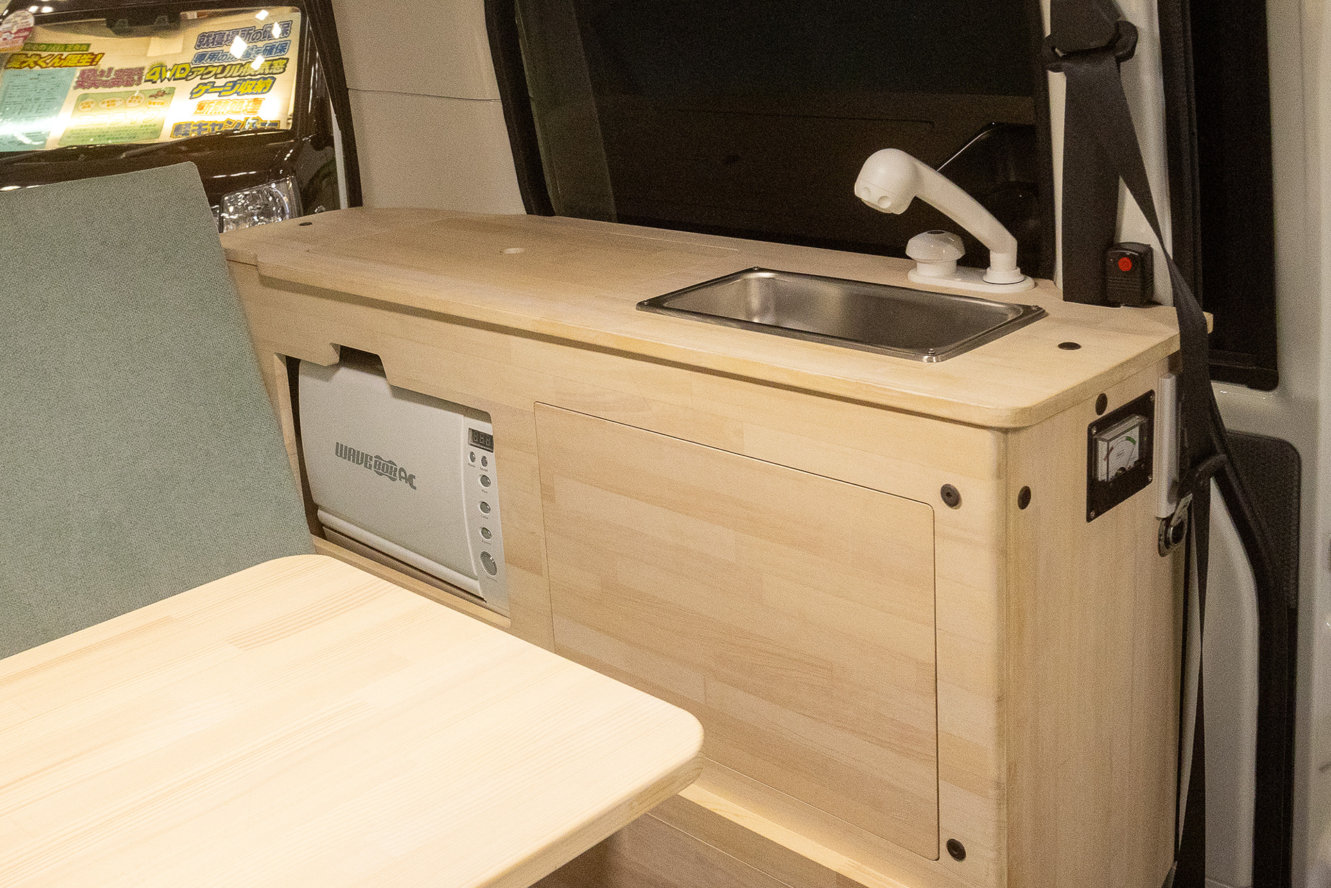 キャンピングカーによくある装備のシンクだが、これは朝晩の歯磨きや顔洗いで重宝するので、小さくてもあると便利だ