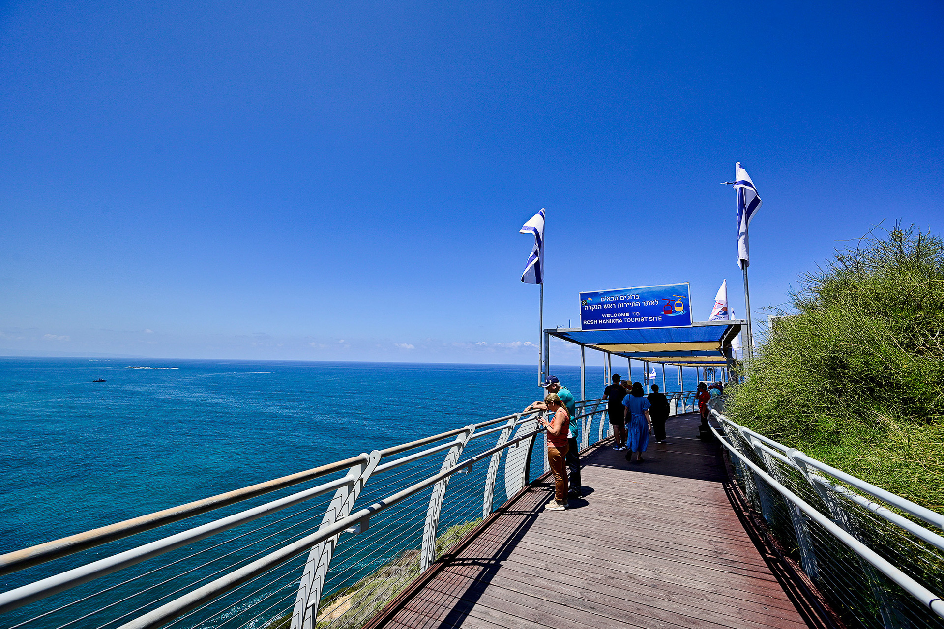 ロッシュ・ハニクラ洞窟へと向かうためのロープウェイ乗り場へと続くアプローチ。ここからの地中海の眺めがすでに絶景