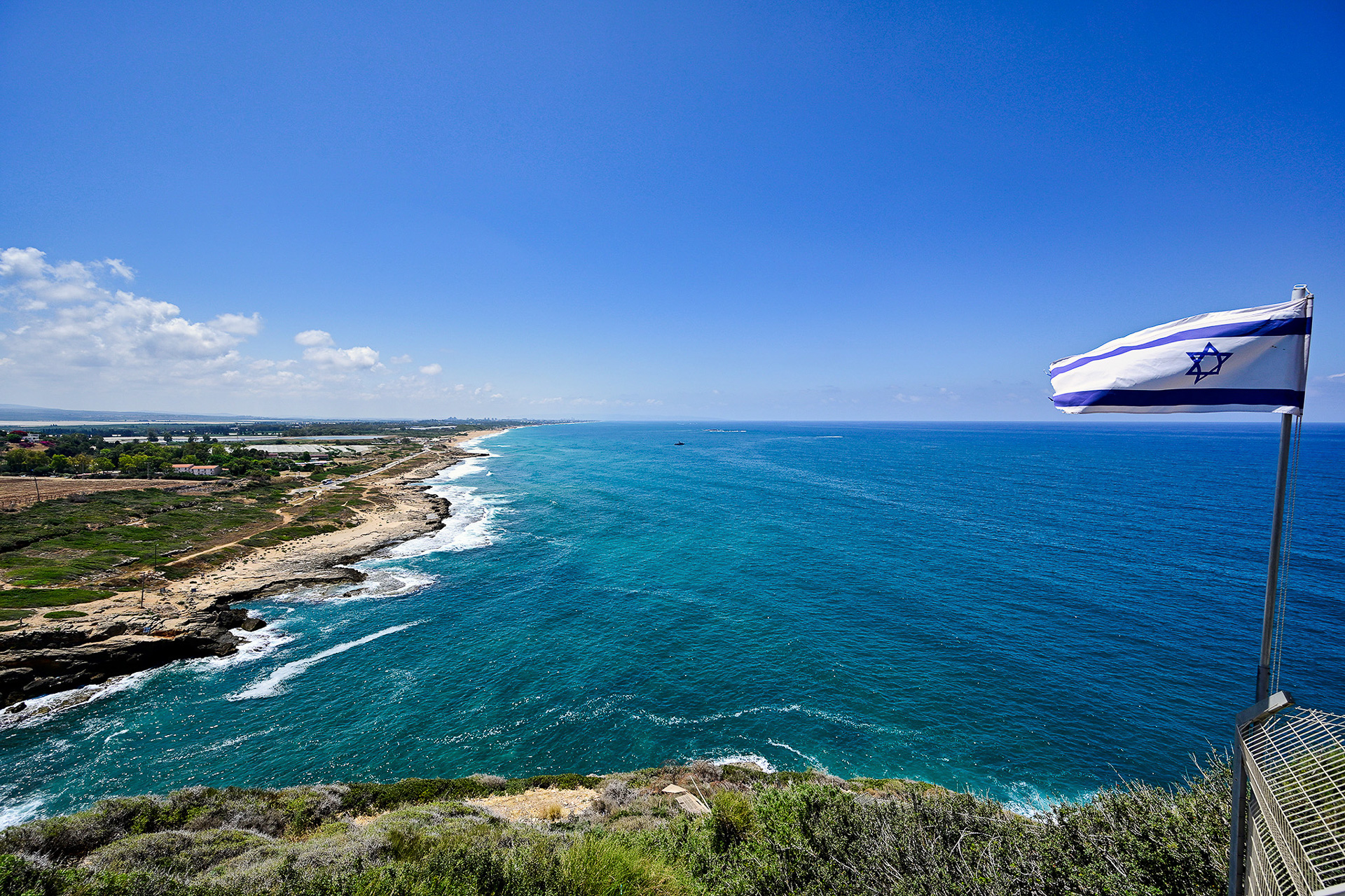 ロッシュ・ハニクラ洞窟へと向かうためのロープウェイ乗り場へと続くアプローチ。ここからの地中海の眺めがすでに絶景