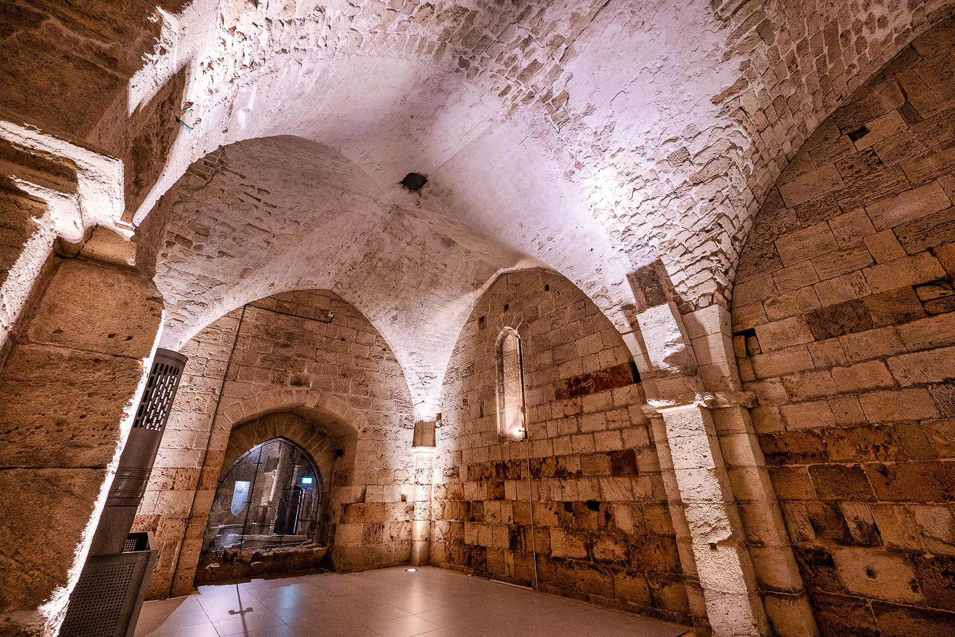 高度に彫刻された切り石と壁に設置されたアーチ型の窓で作られている「美しいホール」はアッコを訪れる巡礼者のための公共休憩所として使用されたと考えられている