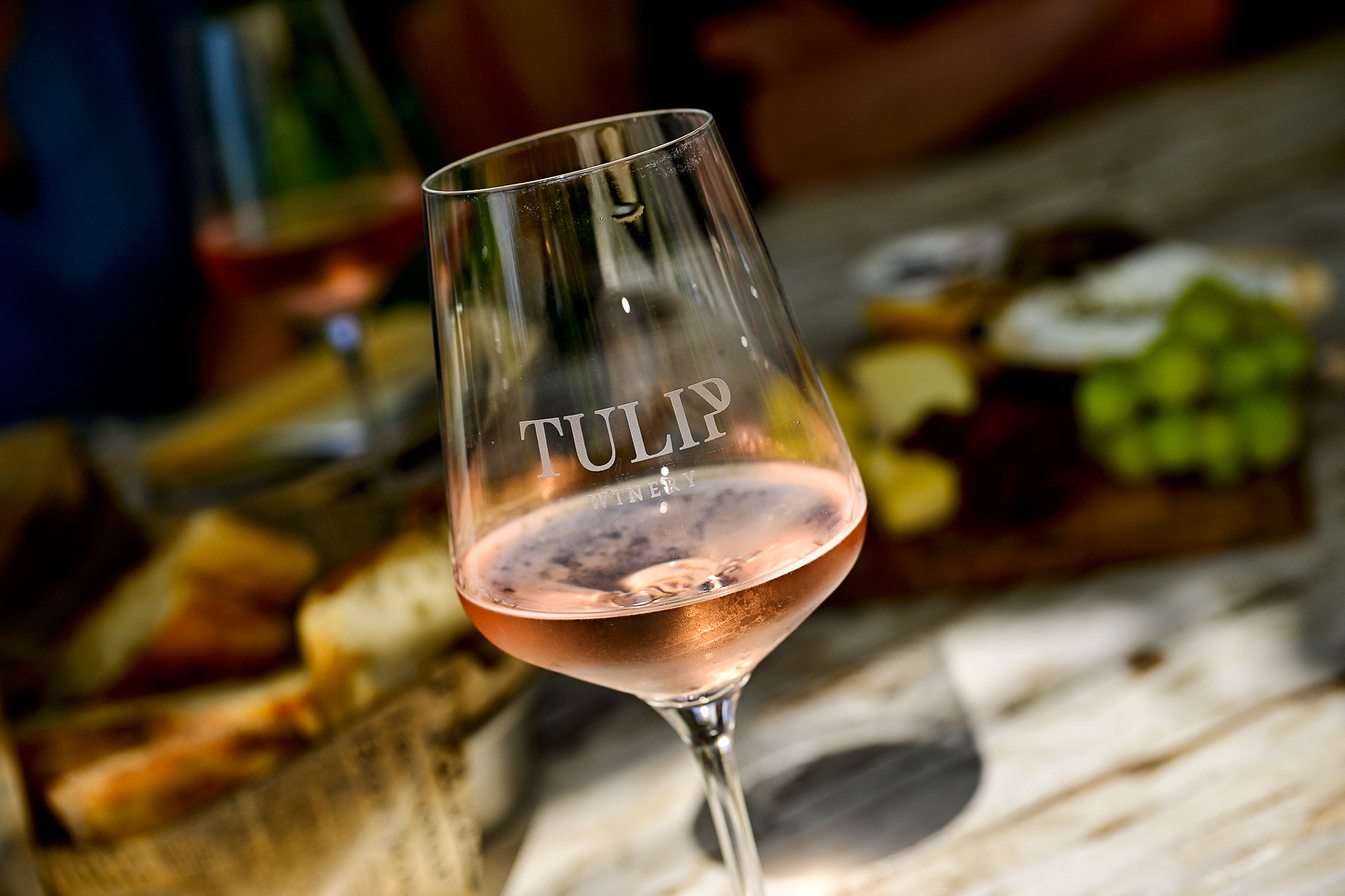 ビジターセンターでは素朴な雰囲気のなかでテイスティングができる。庭園に吹き抜ける風が気持ちいい