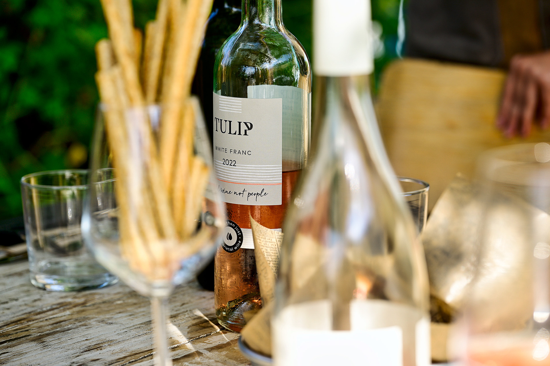 ビジターセンターでは素朴な雰囲気のなかでテイスティングができる。庭園に吹き抜ける風が気持ちいい