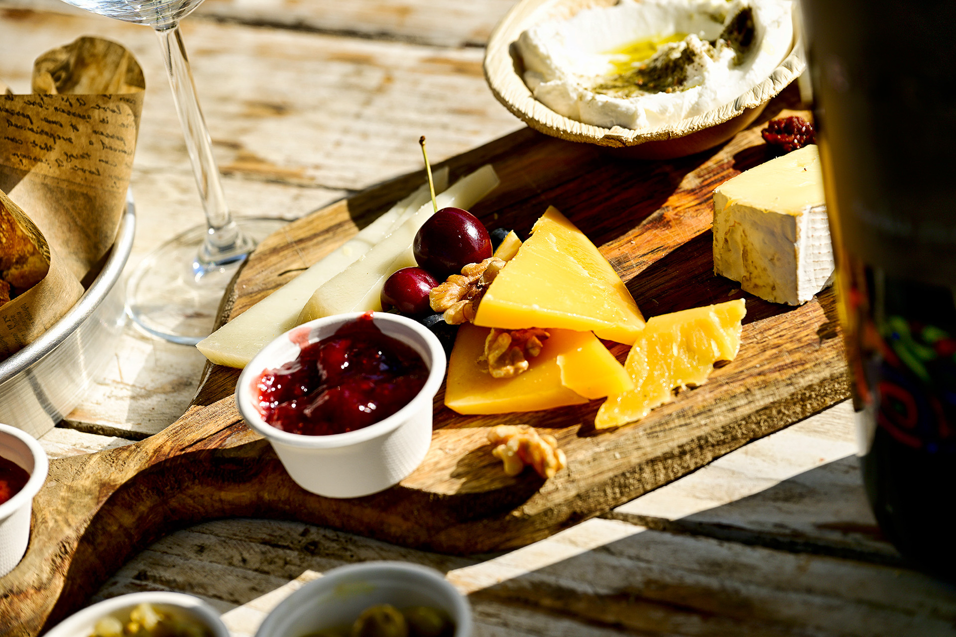 ビジターセンターでは素朴な雰囲気のなかでテイスティングができる。庭園に吹き抜ける風が気持ちいい