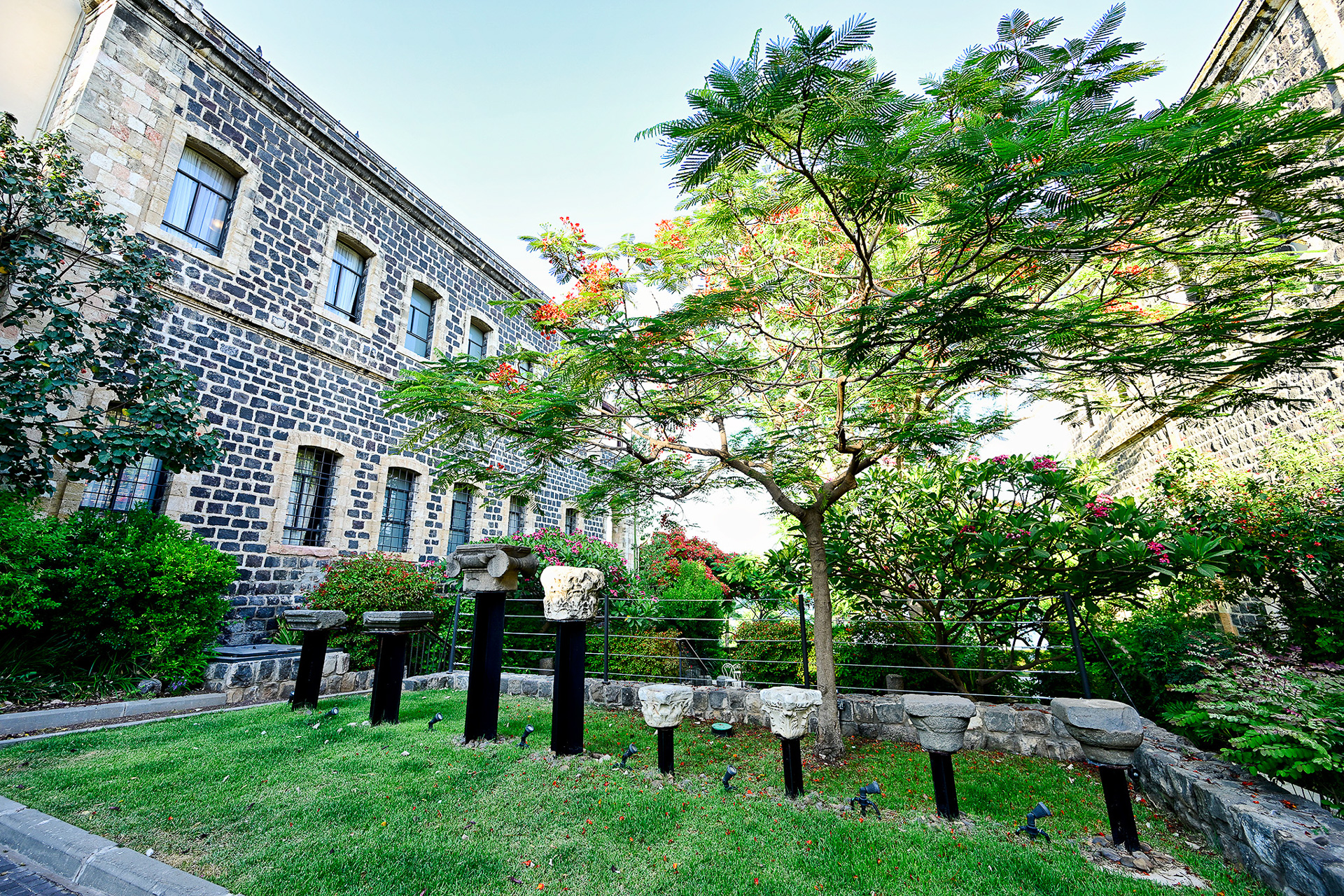 英国の教会建築様式を思わせる趣のあるホテル