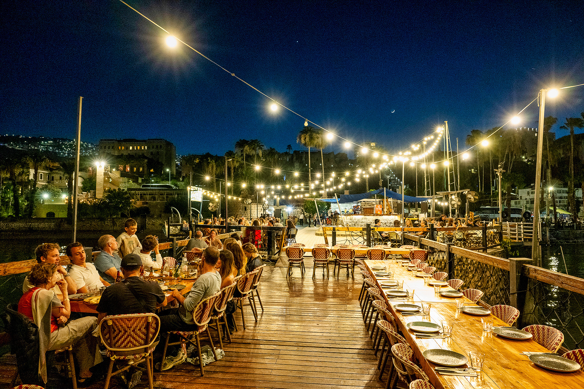 夕食はガリラヤ湖畔の雰囲気のよいオープンレストランで。地中海で獲れたというマグロ料理にびっくり。寿司まで!!