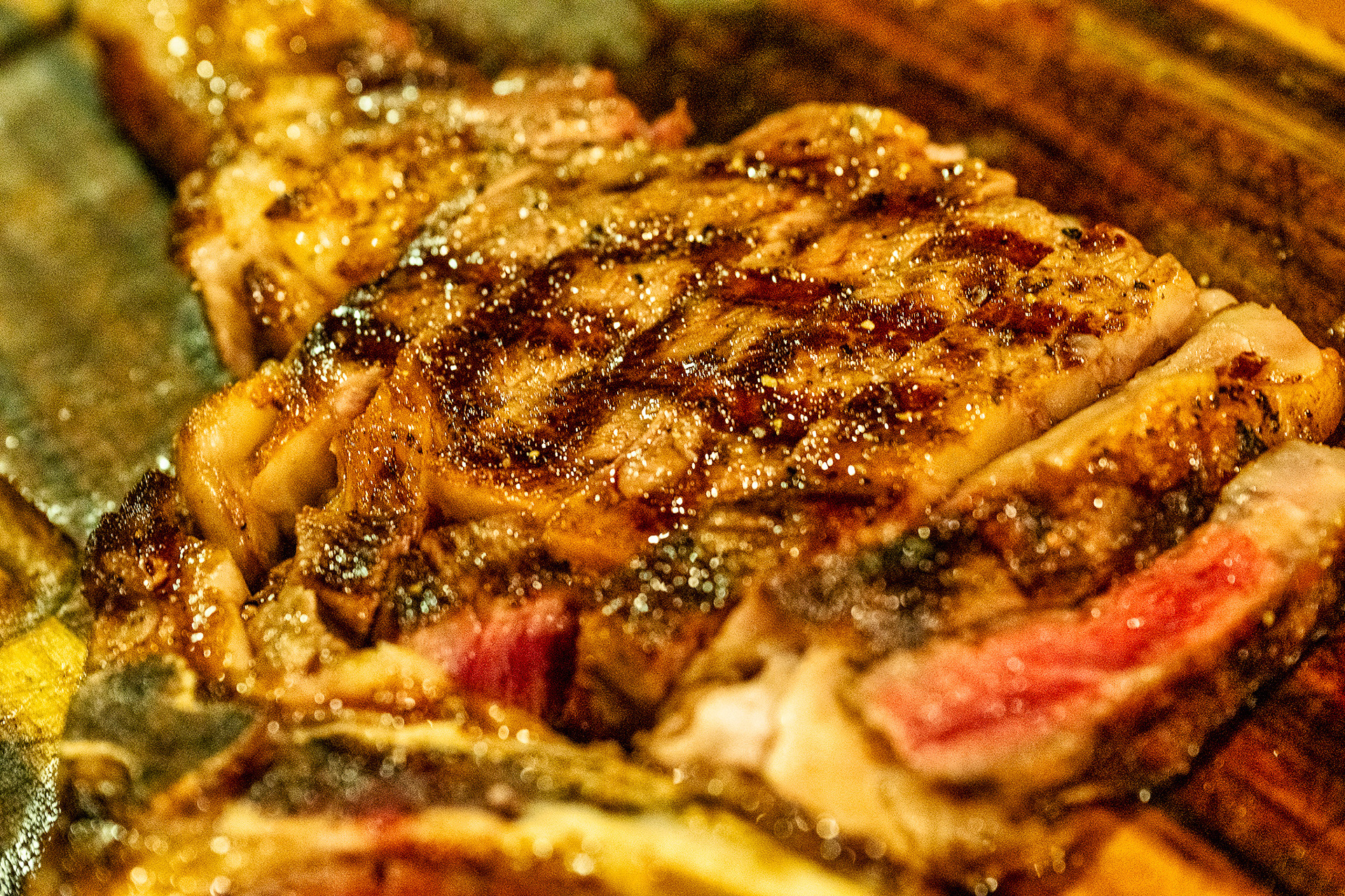 骨付きステーキも岩塩などの塩でさっぱりと。超美味