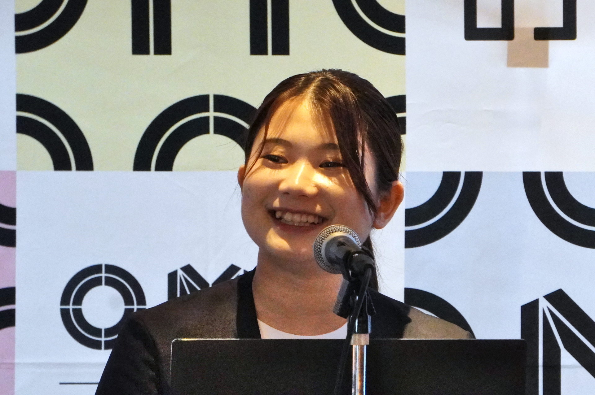 開業に先立ち先行内覧会が開かれ、OMO3浅草 by 星野リゾート 総支配人の三澤咲香氏が施設について説明