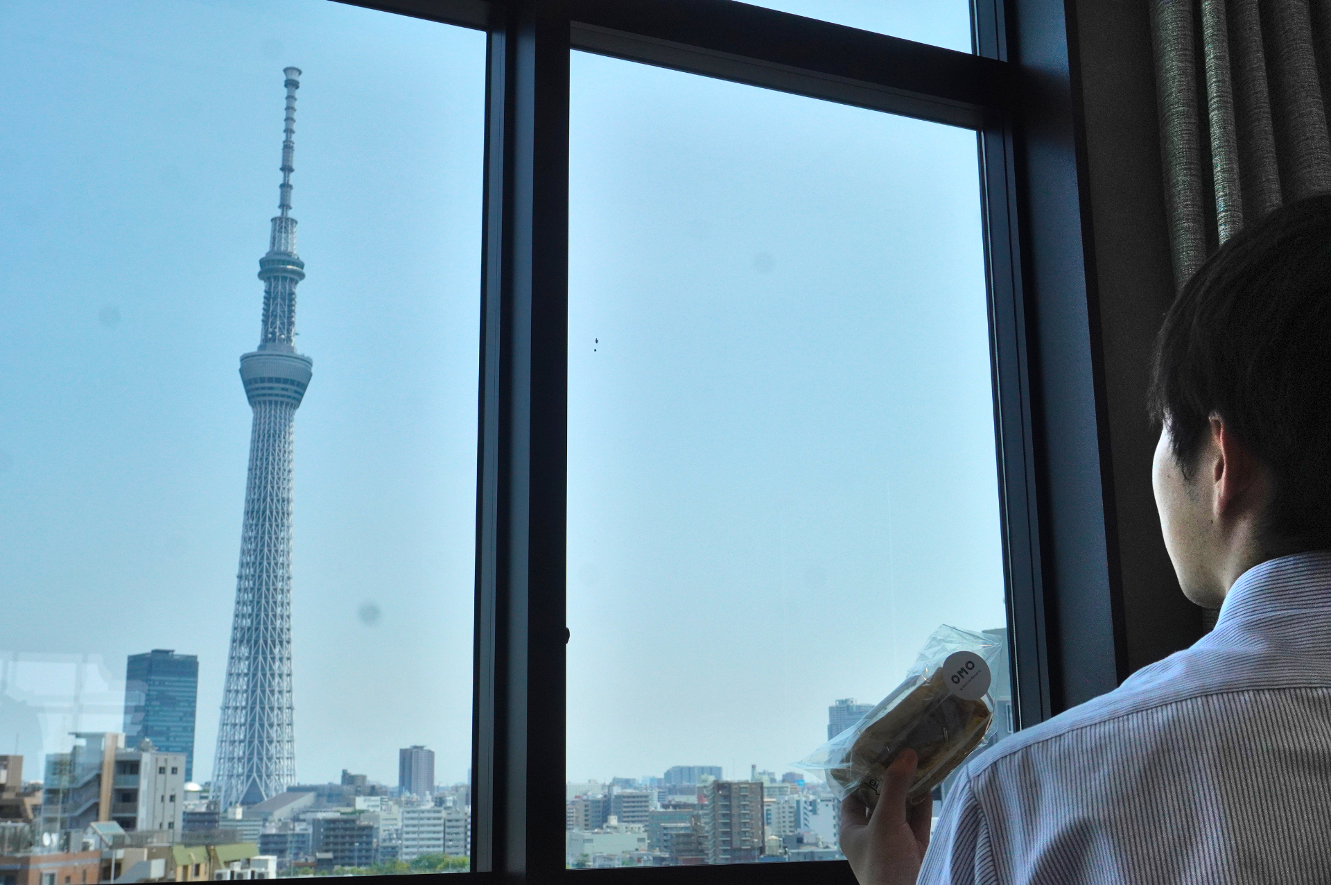 お湯、ウォーターサーバー（各客室にウォーターボトルを用意）、氷、カトラリー、電子レンジ、トースターは自由に利用可能