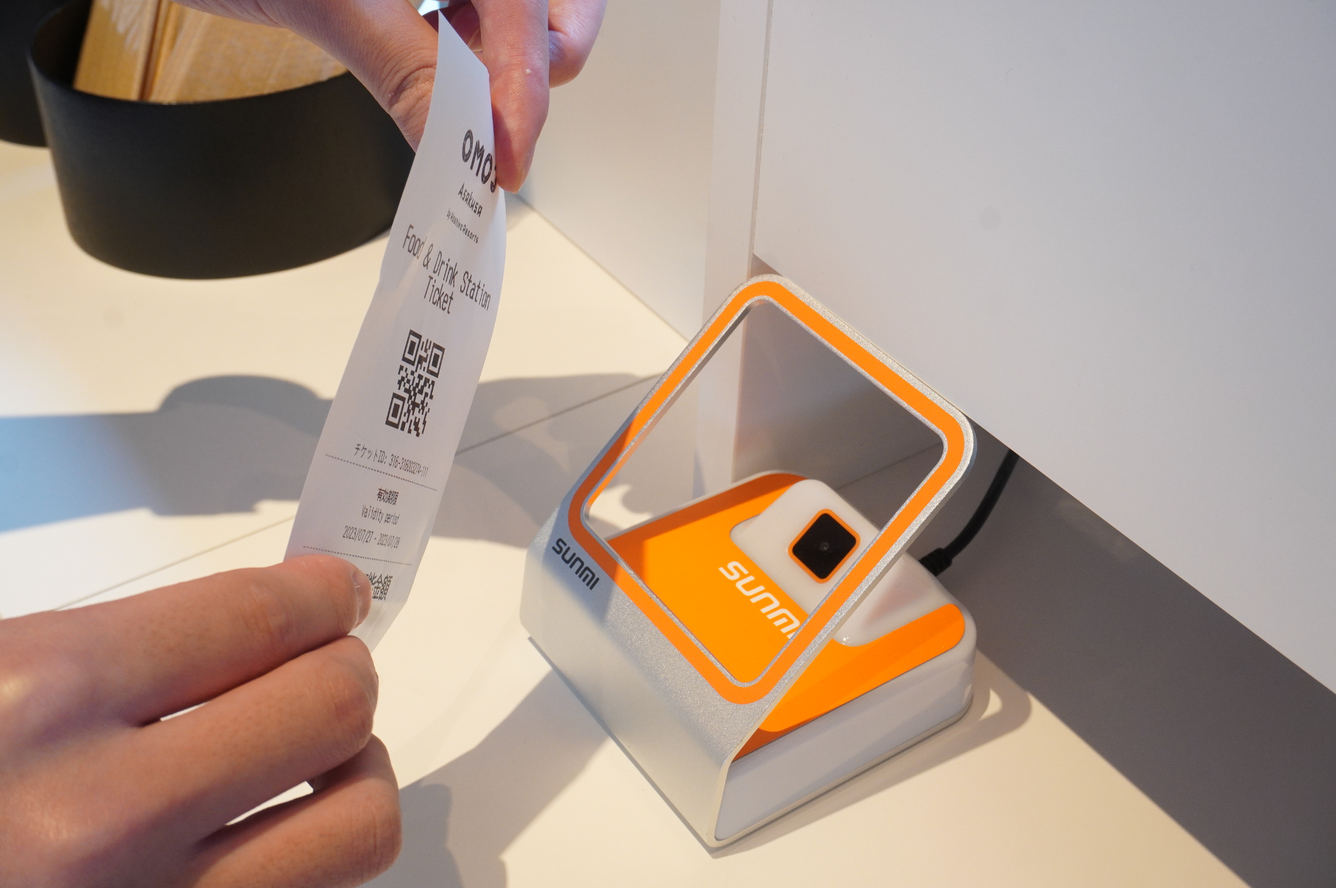 会計はキャッシュレス。買ったものを紙袋に入れて部屋に持って帰るのもOK