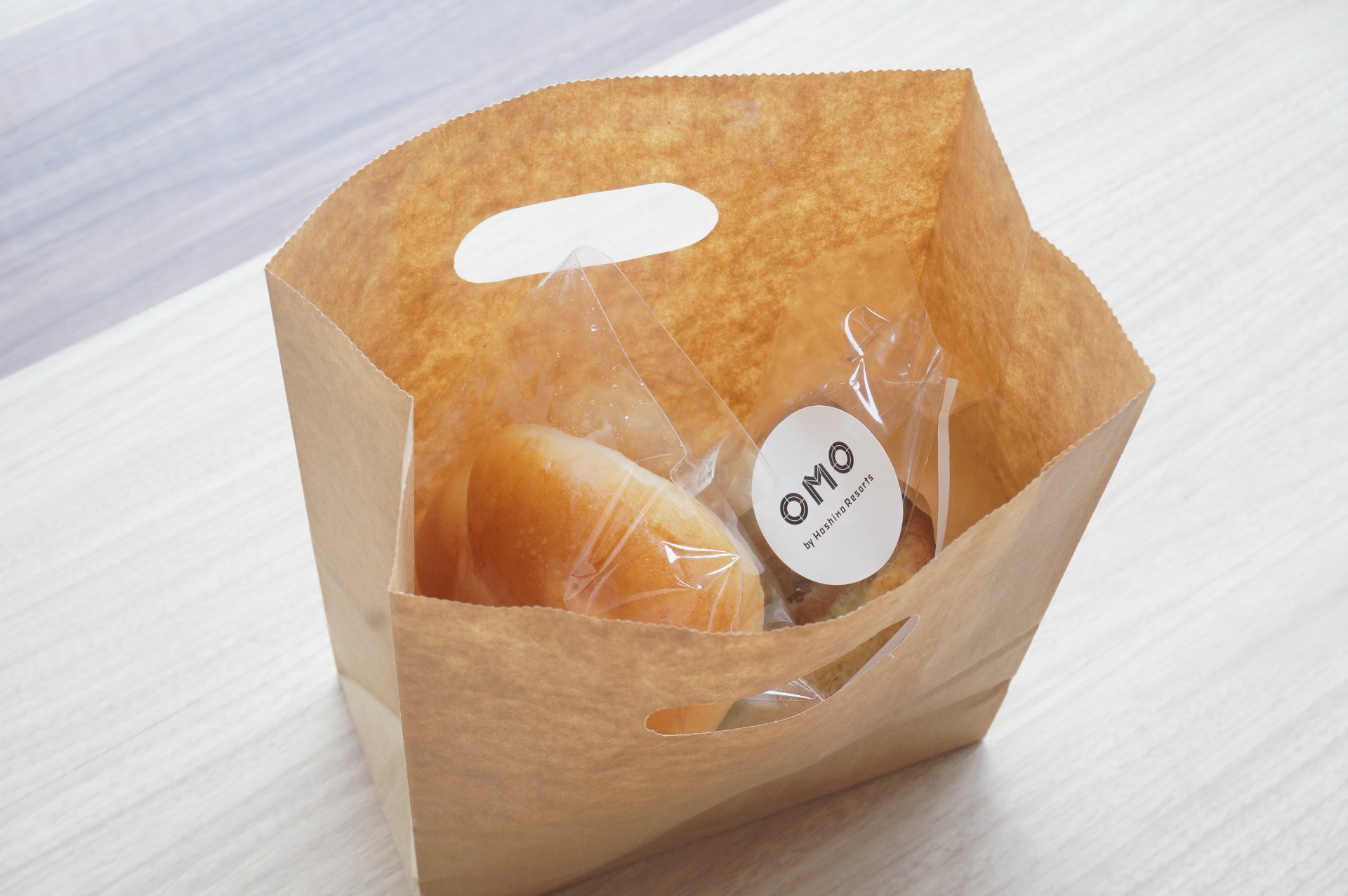 会計はキャッシュレス。買ったものを紙袋に入れて部屋に持って帰るのもOK