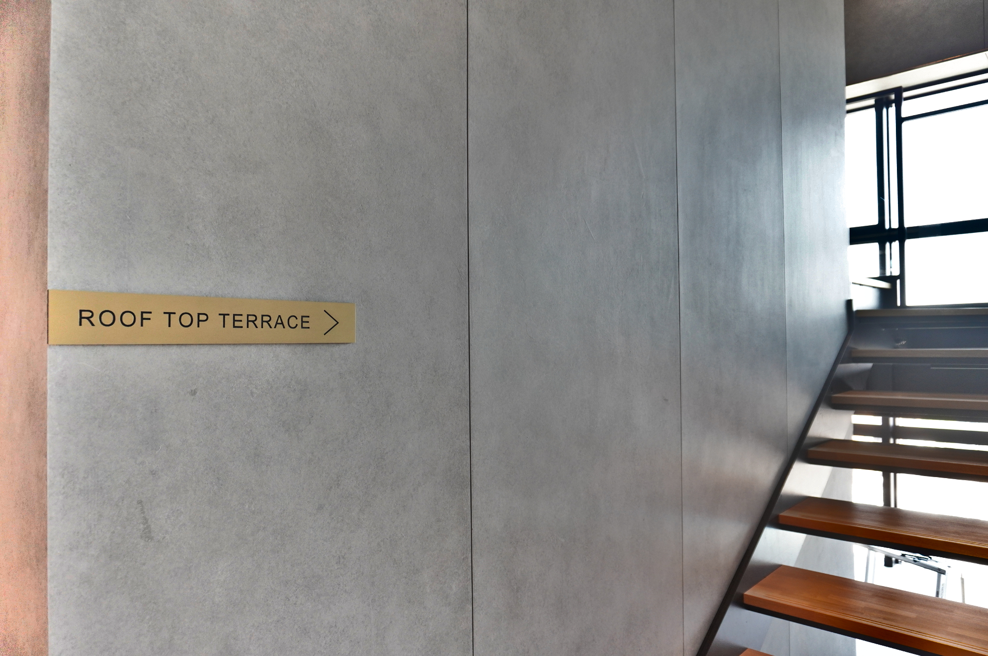 OMOベースから階段を上ってルーフトップテラスへ。浅草の街並みを一望できる