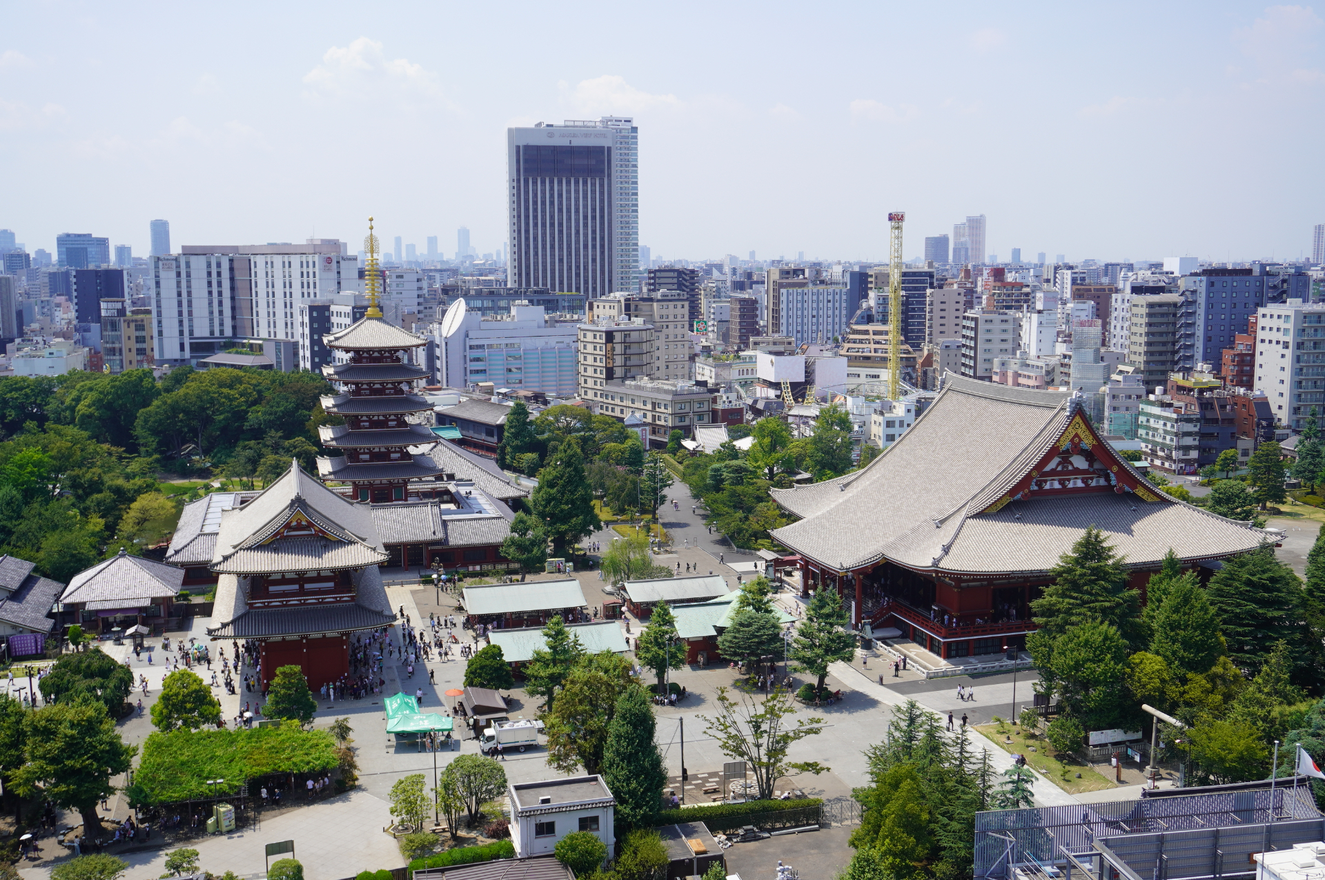 OMOベースから階段を上ってルーフトップテラスへ。浅草の街並みを一望できる