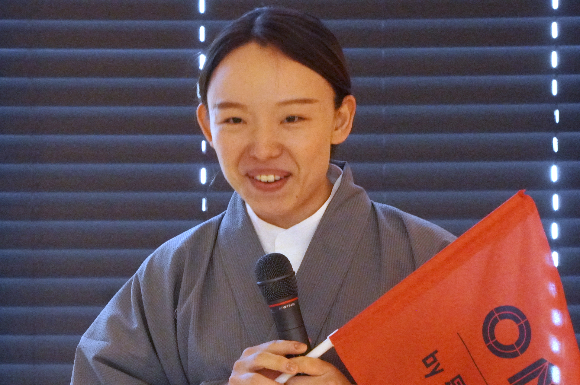 ご近所ガイド OMOレンジャー。落語家の着物をモチーフにしたオリジナル衣装で、人力車の車夫のような地下足袋も履いている