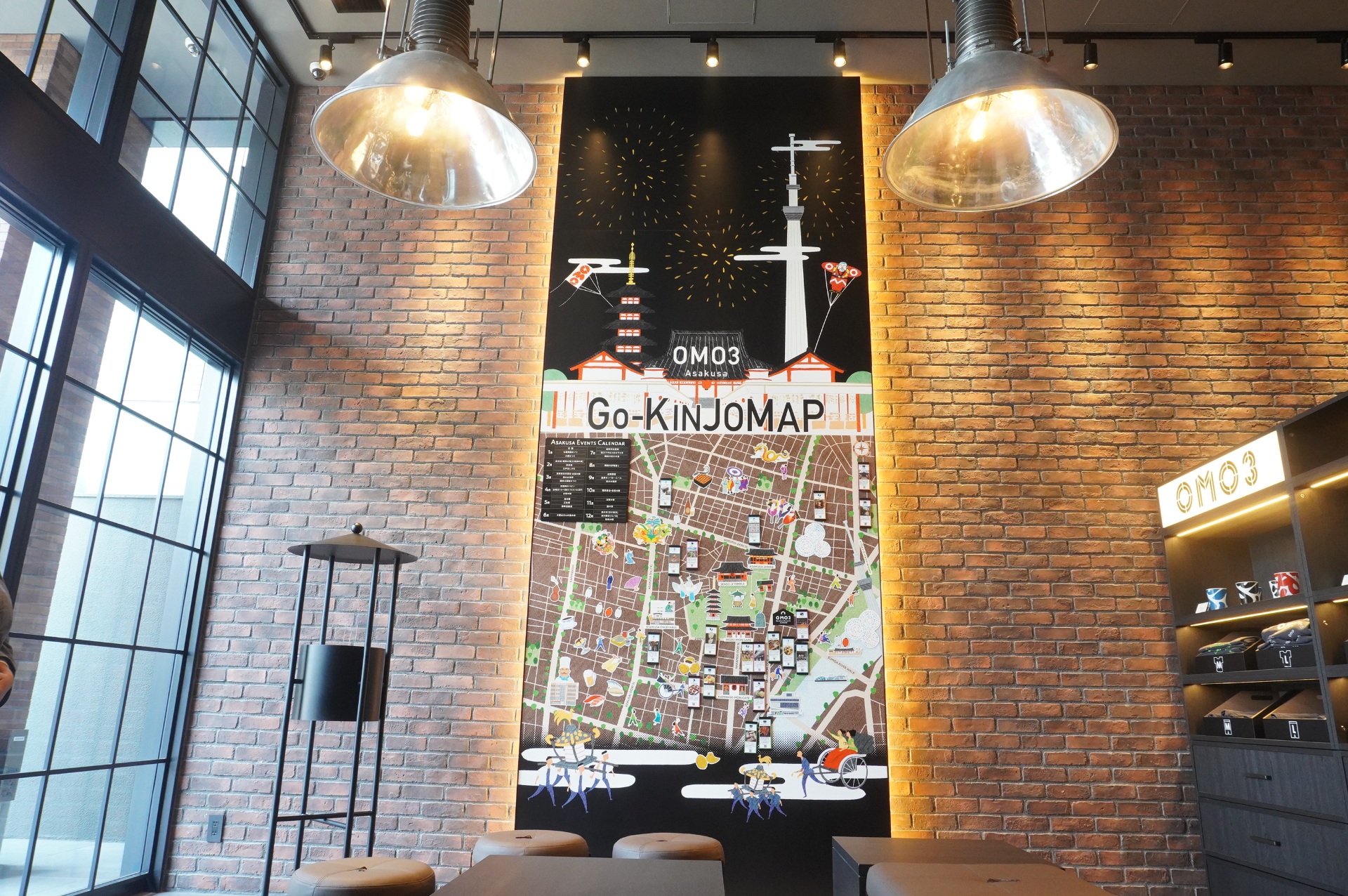 1階ロビー（左）と13階OMOベース（右）の壁には、大きな「ご近所マップ」が掲げられる